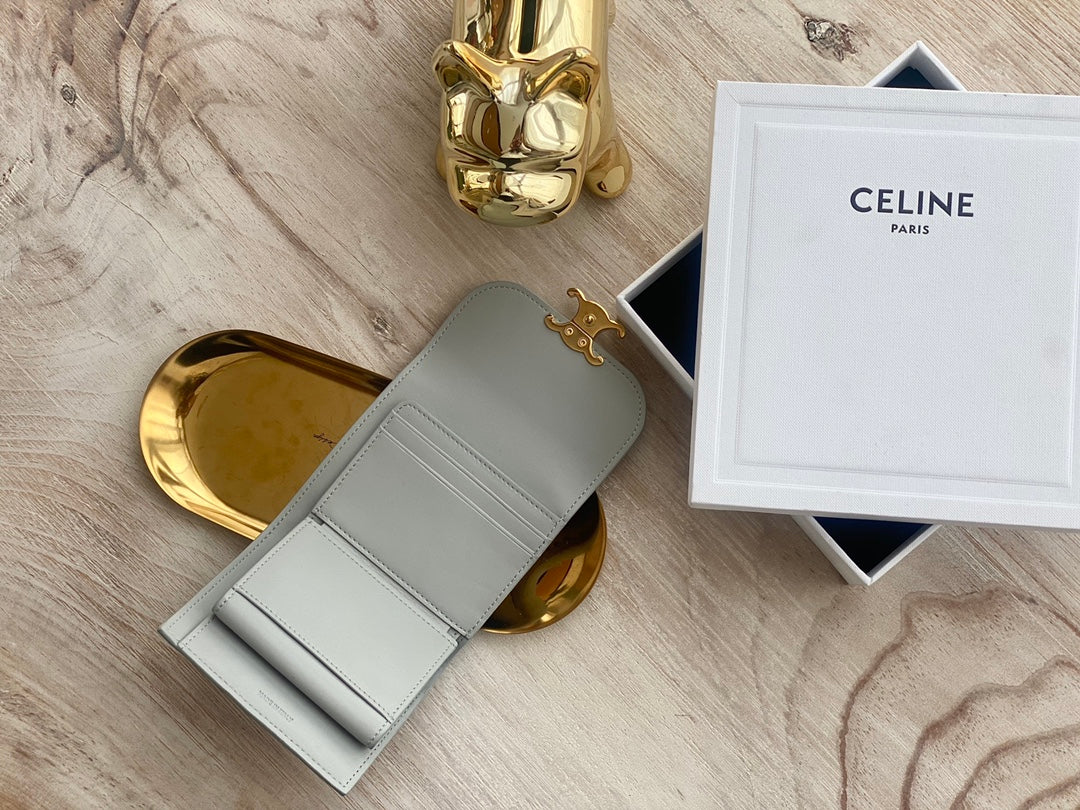 Маленький глянцевый кошелек Celine Triomphe с клапаном из овечьей кожи — минерально-серый.