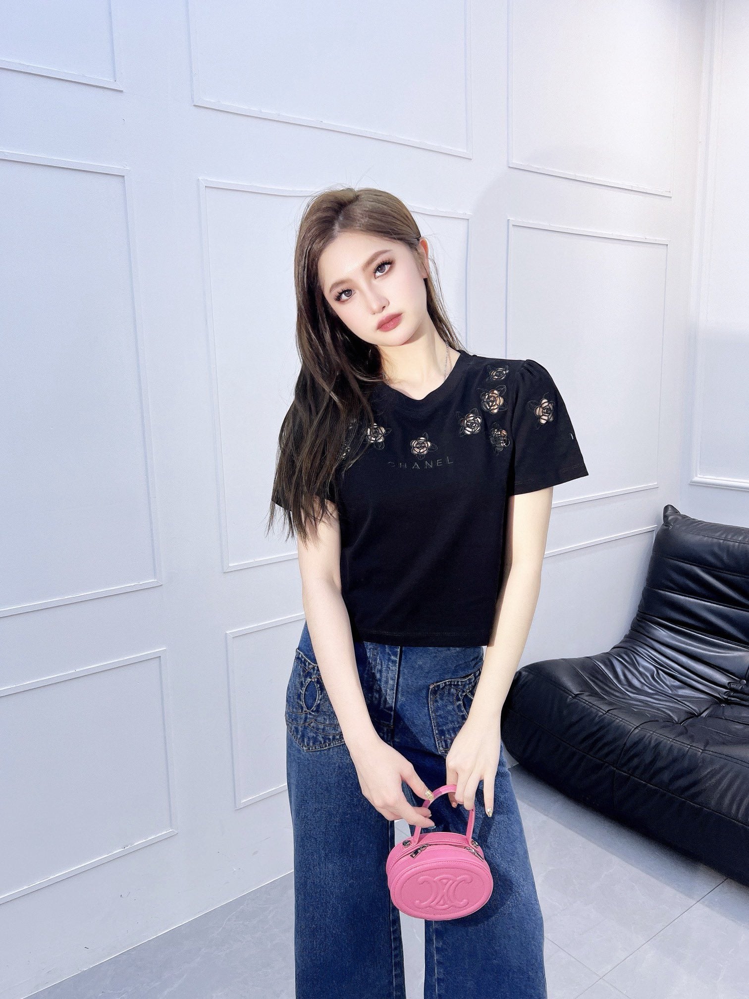 Футболка Chanel 2403 с цветочным принтом и вырезами - черная