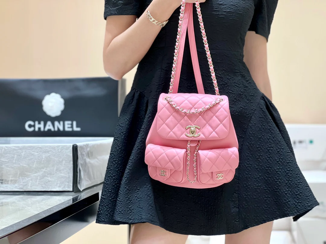 Коллекция Chanel Весна/Лето 2023 - Duma - Однотонный рюкзак из телячьей кожи - Розовый