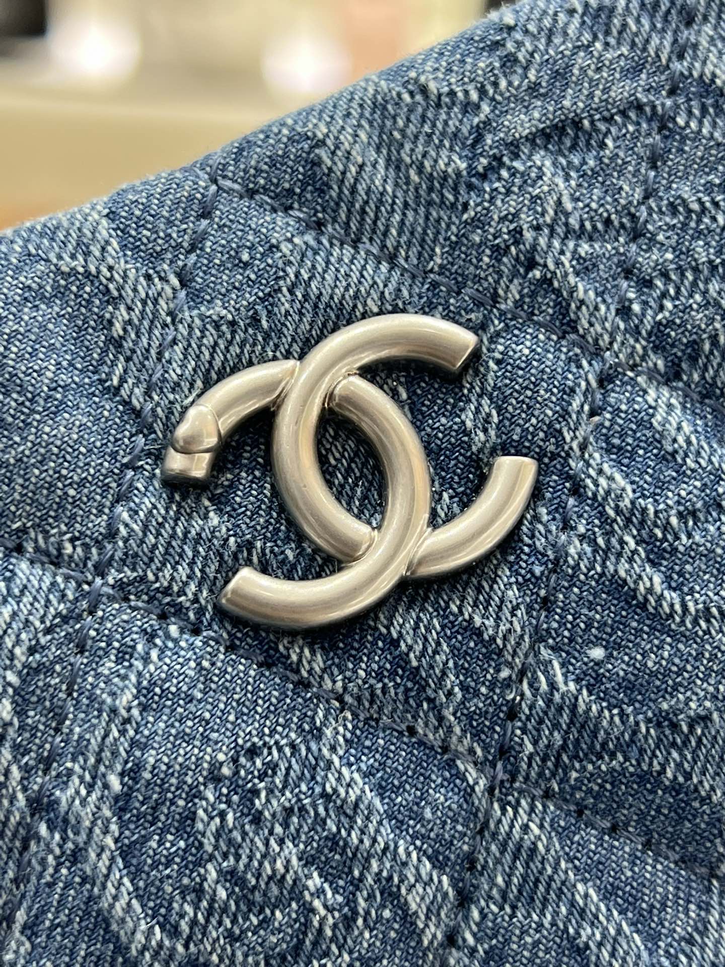 Коллекция Chanel Весна/Лето 2023 - Сумка-хобо из денима с застежкой в ??виде сердца и камелии