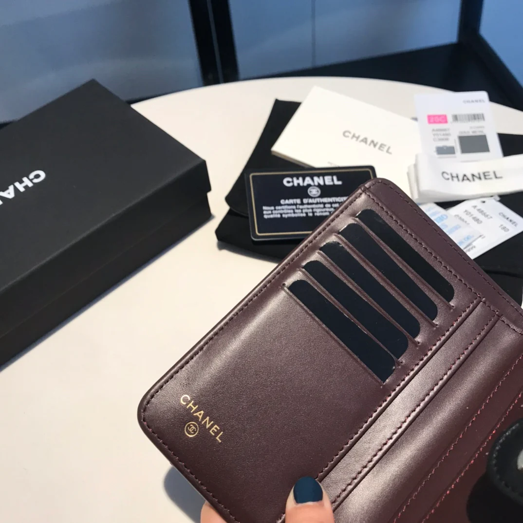 Кошелек средней длины Chanel серии CF — из черной овечьей кожи с серебристой фурнитурой.