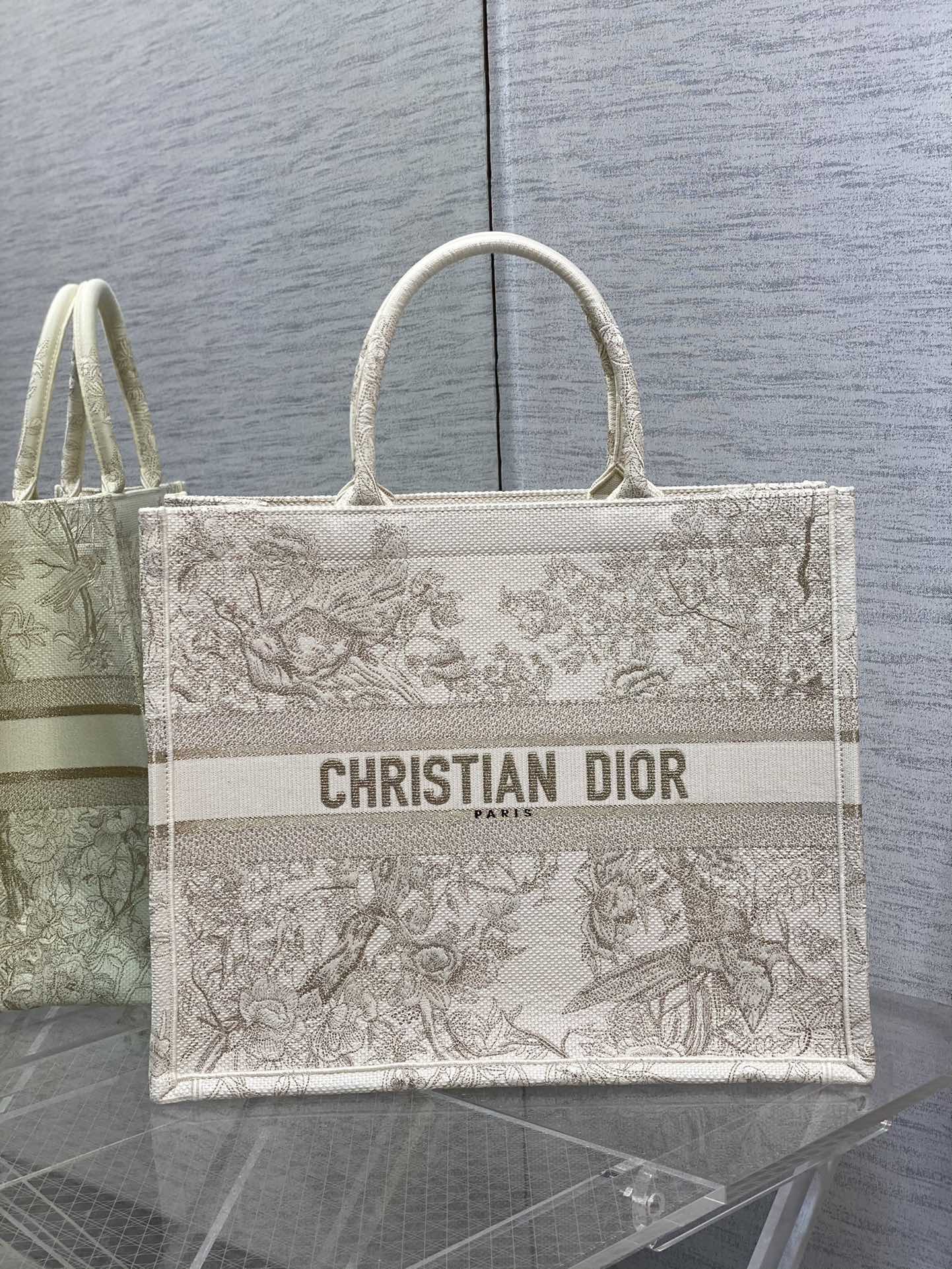 Сумка Dior Booktote с вышивкой - Коллекция Golden Magpie Winter Garden - 42x18x35 см