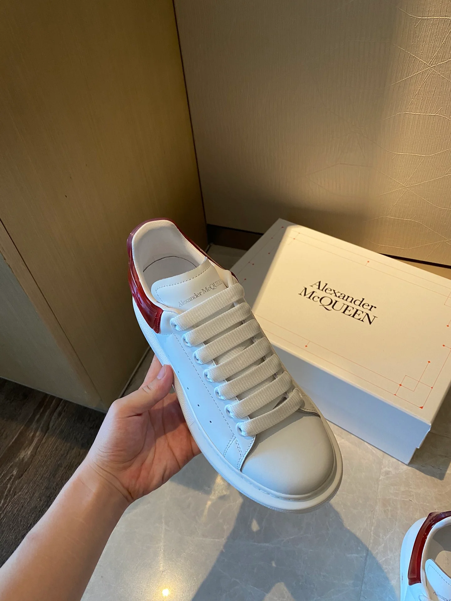 Классические белые кроссовки McQueen - на каблуке-резинке - красные