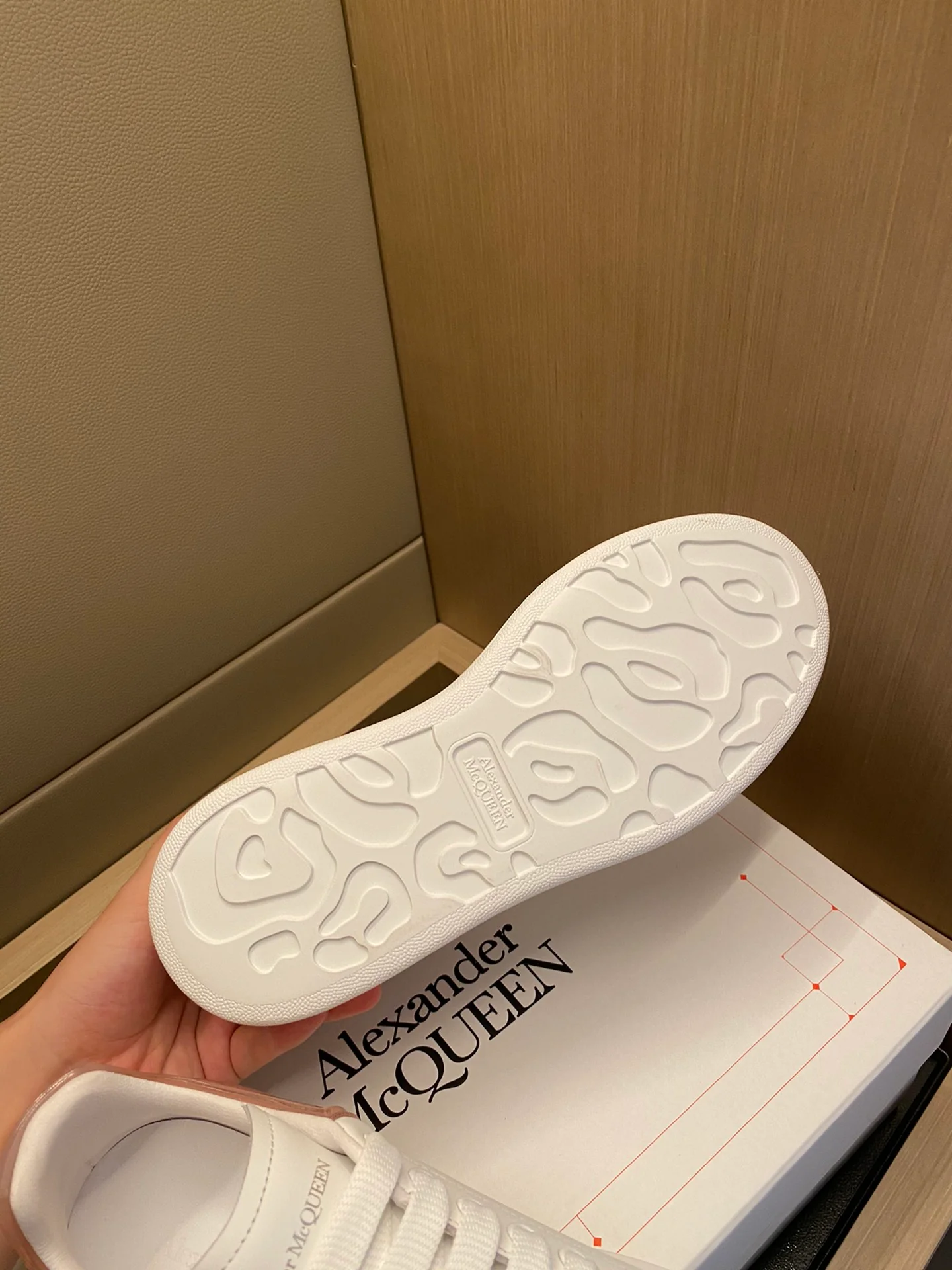 Классические белые кроссовки McQueen - на каблуке-резинке - персиково-розовые