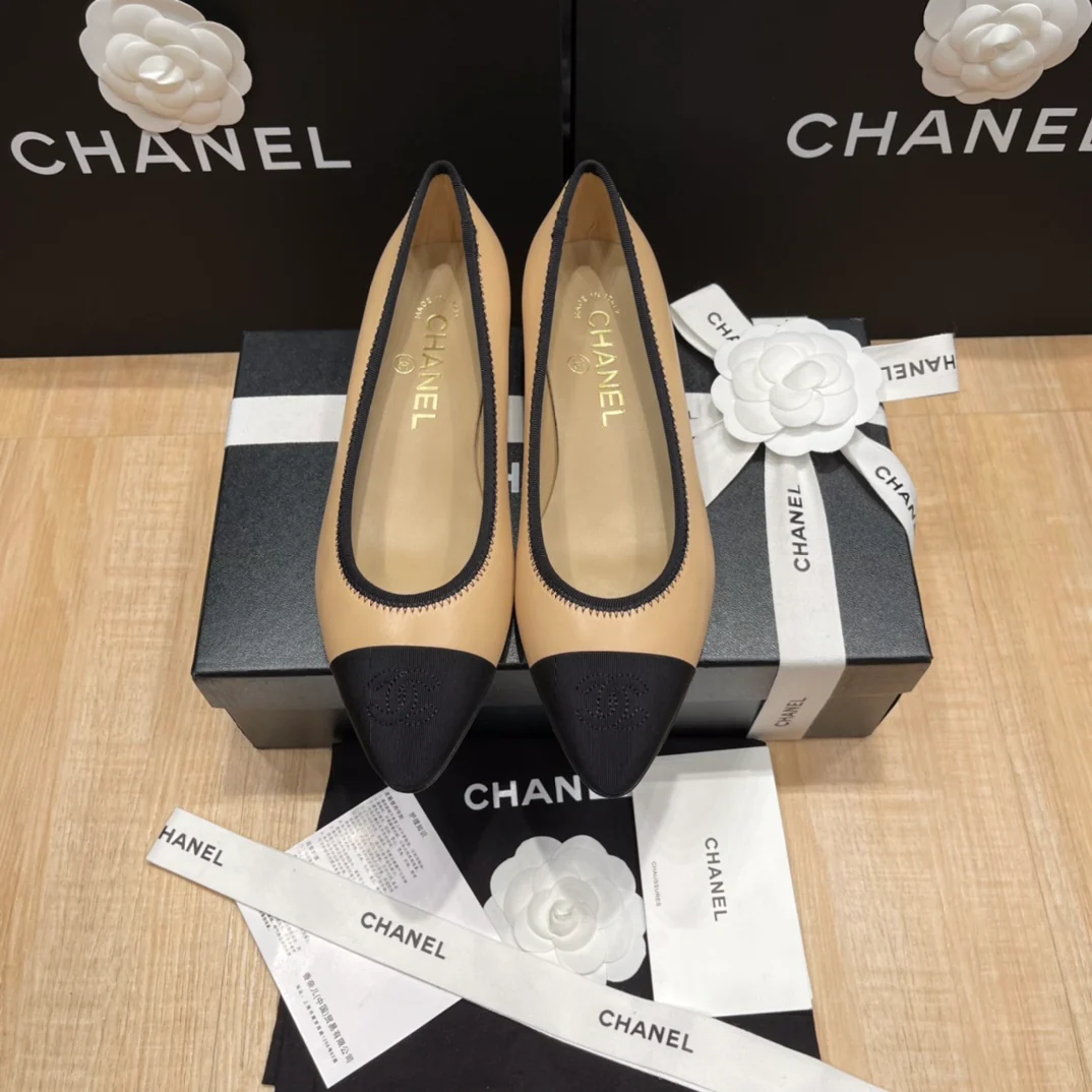 Chanel - Абрикосовые балетки с острым носком