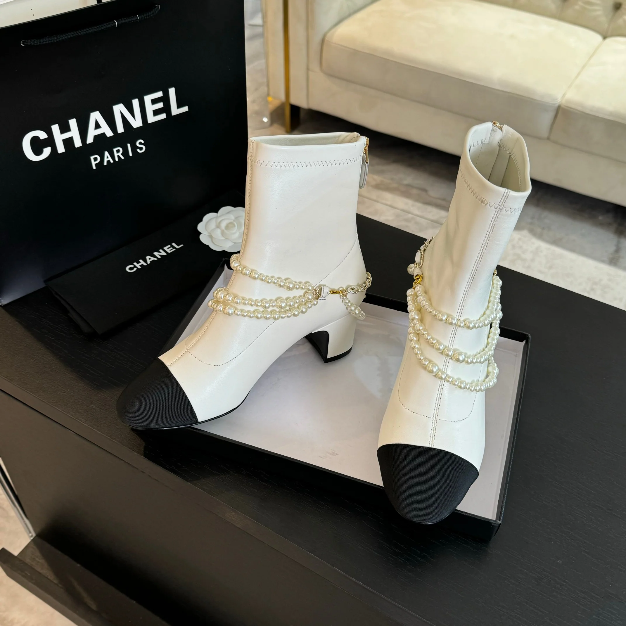 Ботильоны Chanel 2024 с жемчужной цепочкой - белые
