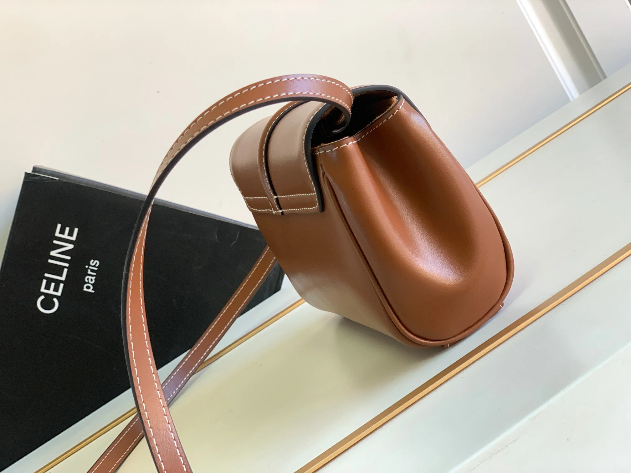 Новинка весны 2023 года от Celine - Миниатюрная сумка из мягкой зернистой телячьей кожи (16%) - Коричневая.