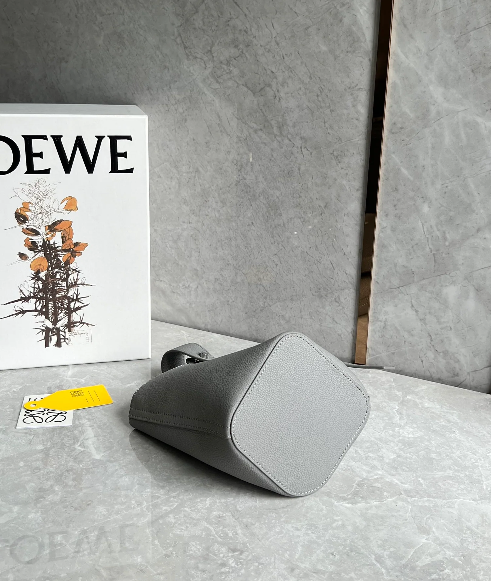 Сумка-ведро Loewe Pebble Bucket Mini Bucket Bag - Цементно-серый