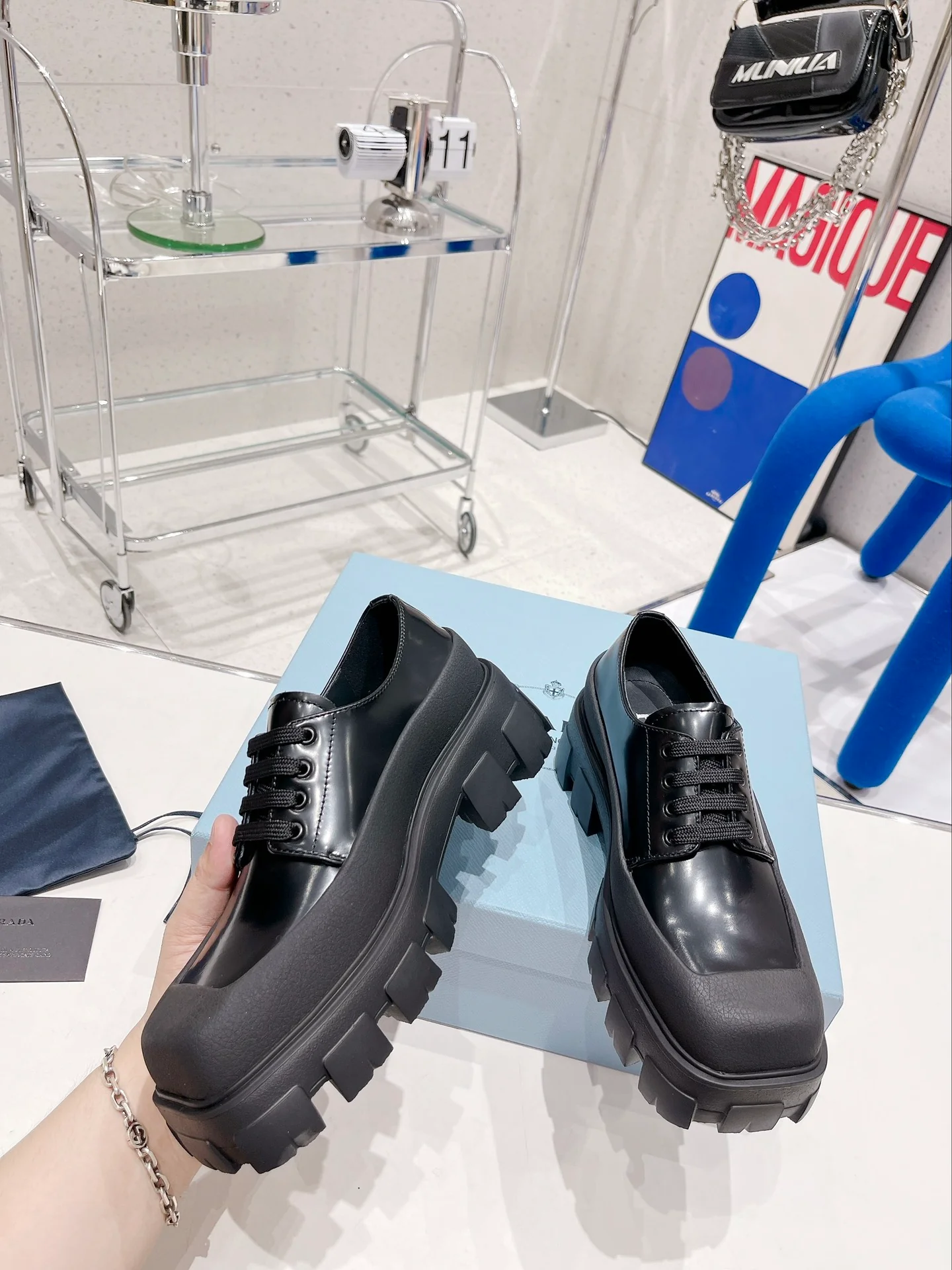 Новинка Prada 2022 года - лоферы на платформе с квадратным носком.