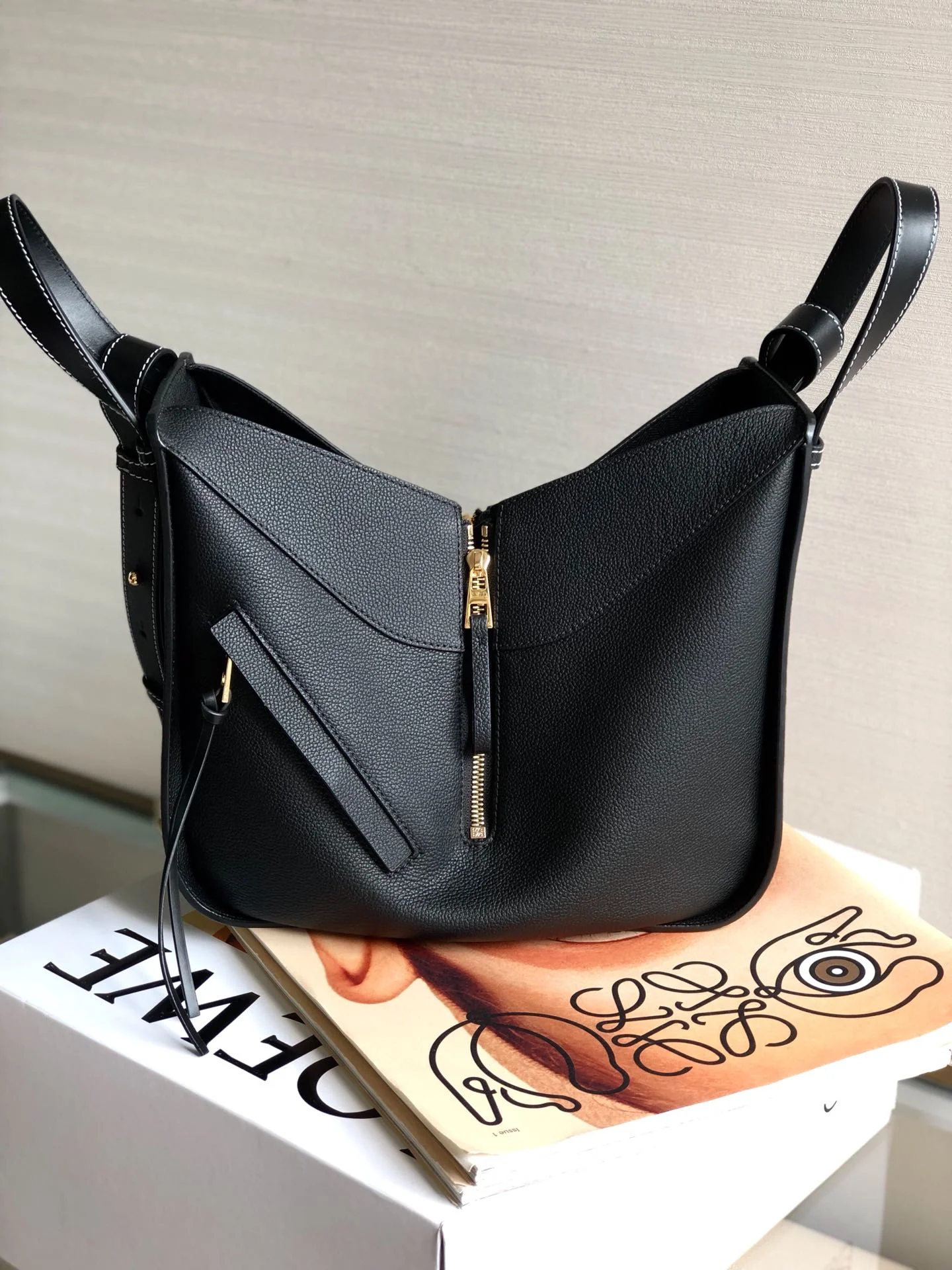 Гамак Loewe, маленький (13,5 x 25 x 30 см), черный с фактурной поверхностью и золотистой фурнитурой.