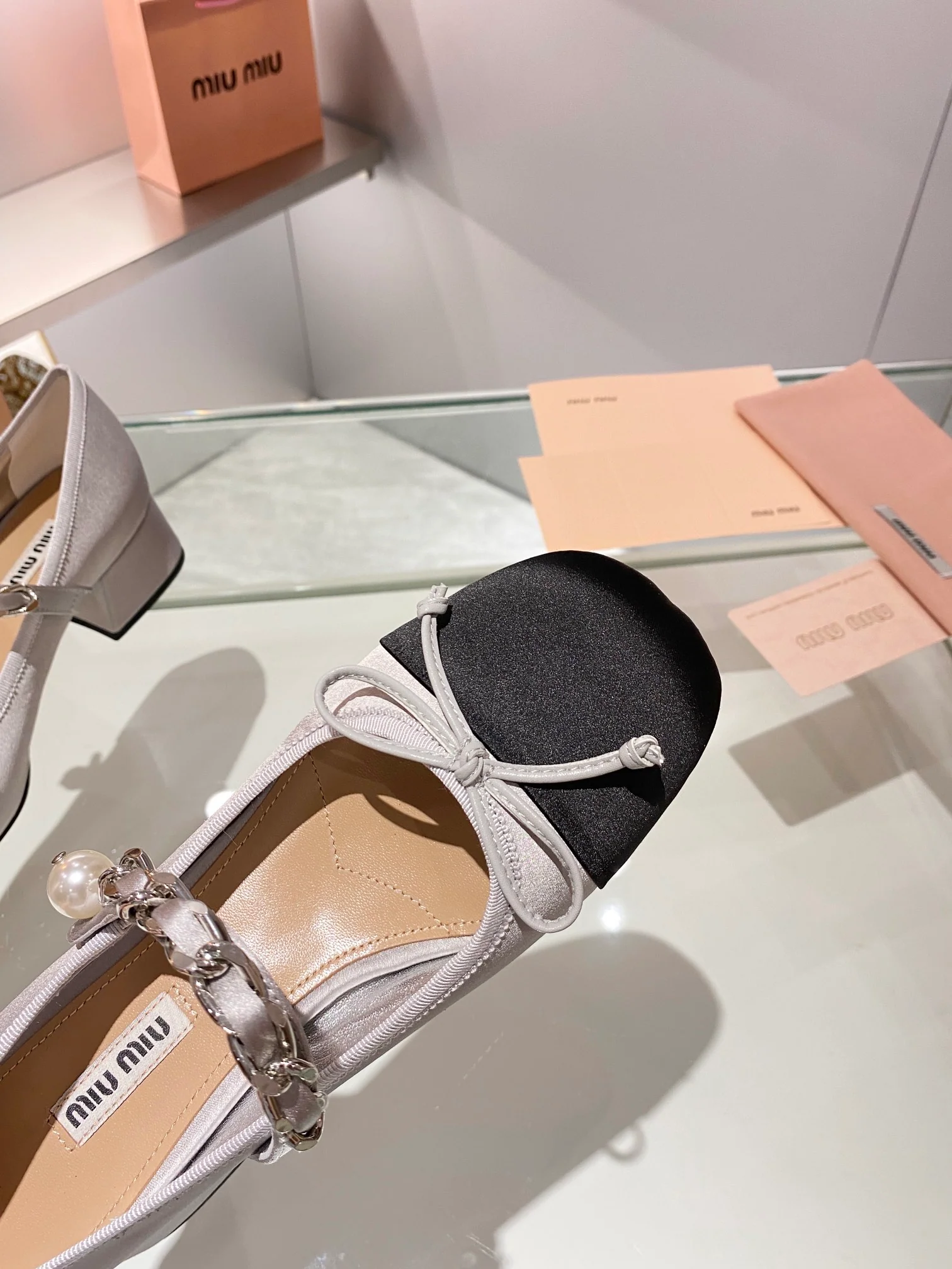 Новинки коллекции Miu Miu осень/зима 2023 - Балетки - Туфли на низком каблуке - Серебристые