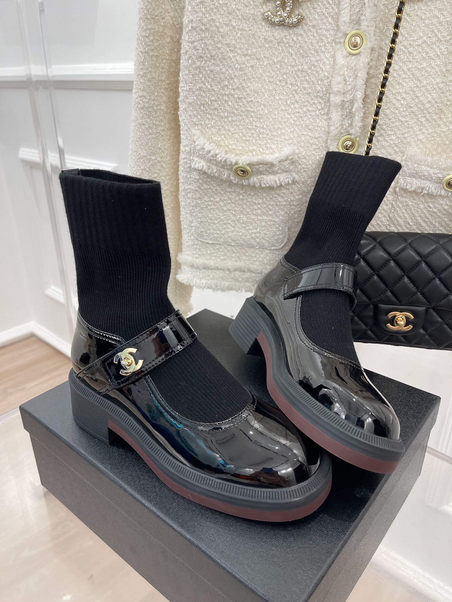 Новинка сезона осень/зима 2023 от Chanel - Ботинки-носки - Кожаные туфли-носки