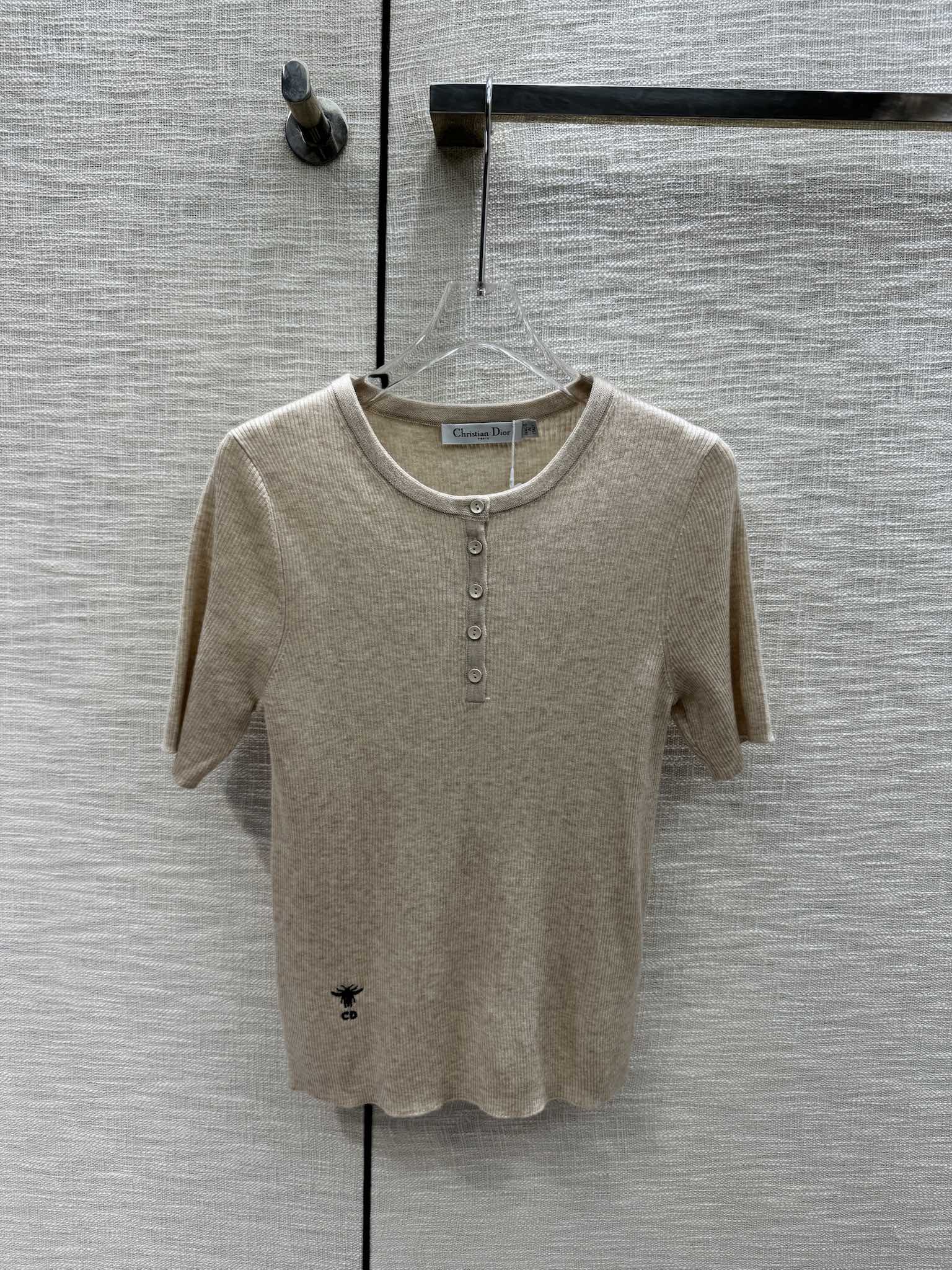 Новая трикотажная футболка Dior с коротким рукавом и вышитой надписью CD из коллекции Весна/Лето 2024 — абрикосовый цвет.