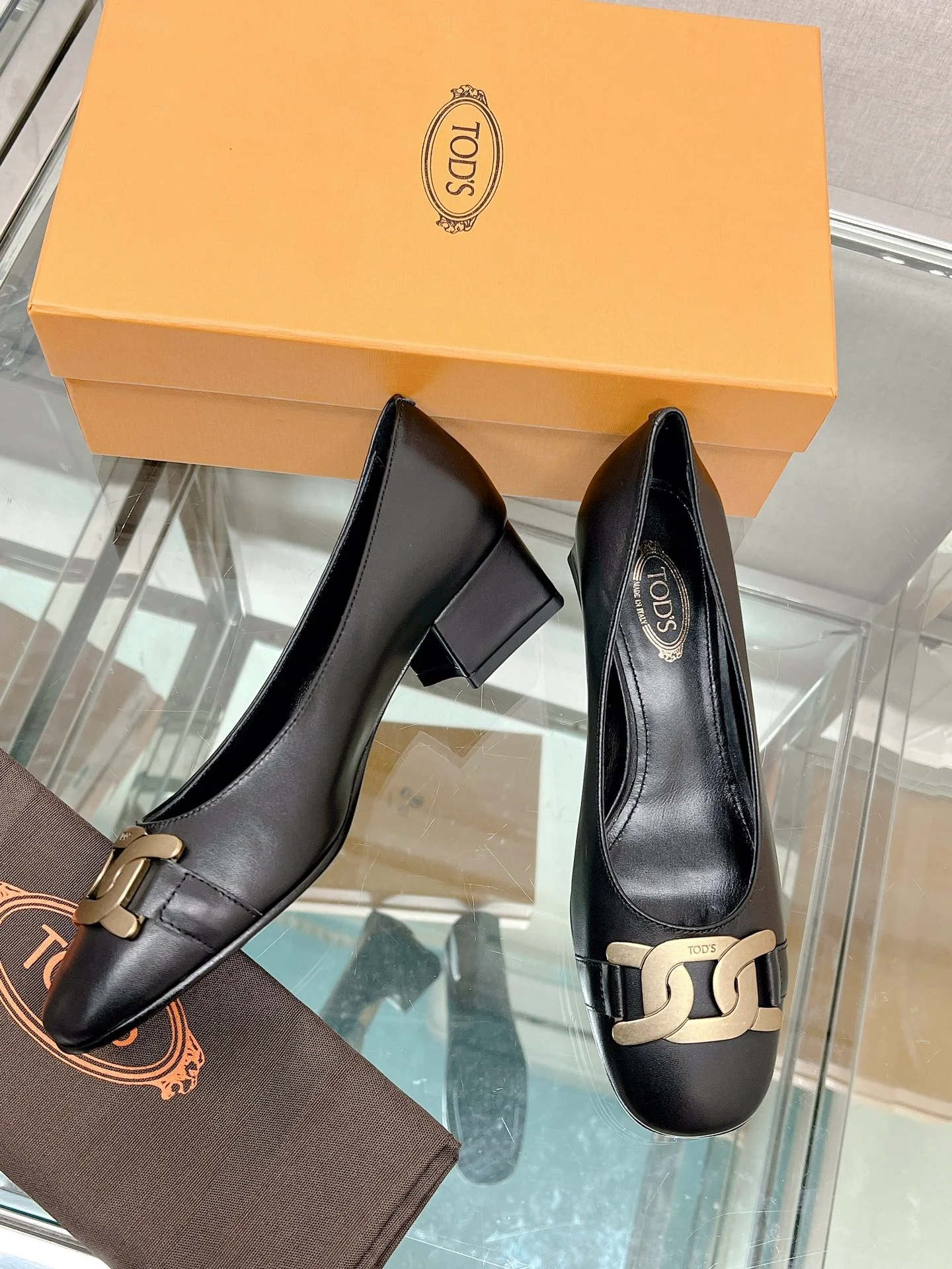 Весенняя коллекция Tods 2023 - Туфли на низком каблуке
