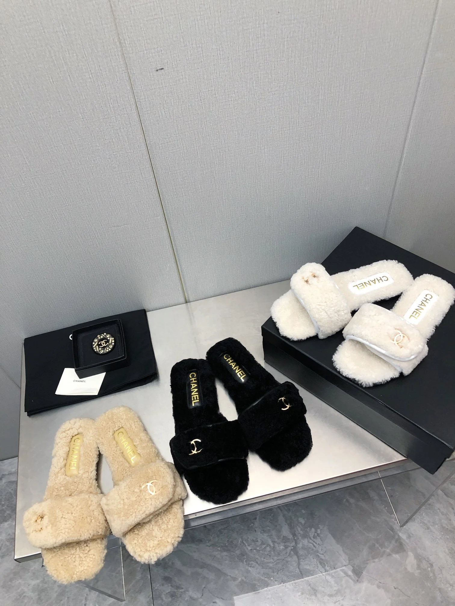 Chanel - Меховые тапочки Double C - Абрикосовый цвет