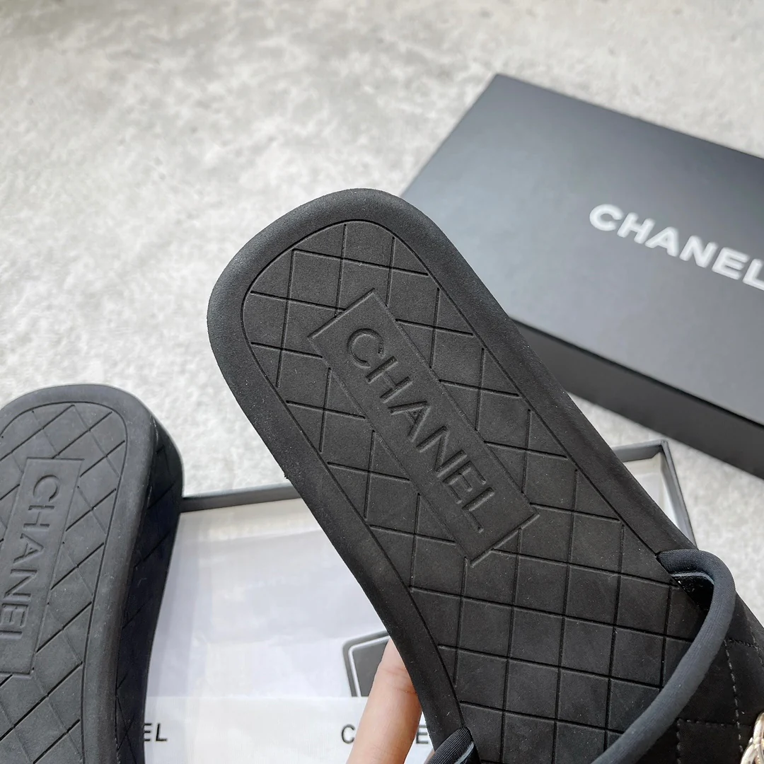 Новинка сезона весна/лето 2023 от Chanel - кожаные тапочки из овечьей кожи - черные.