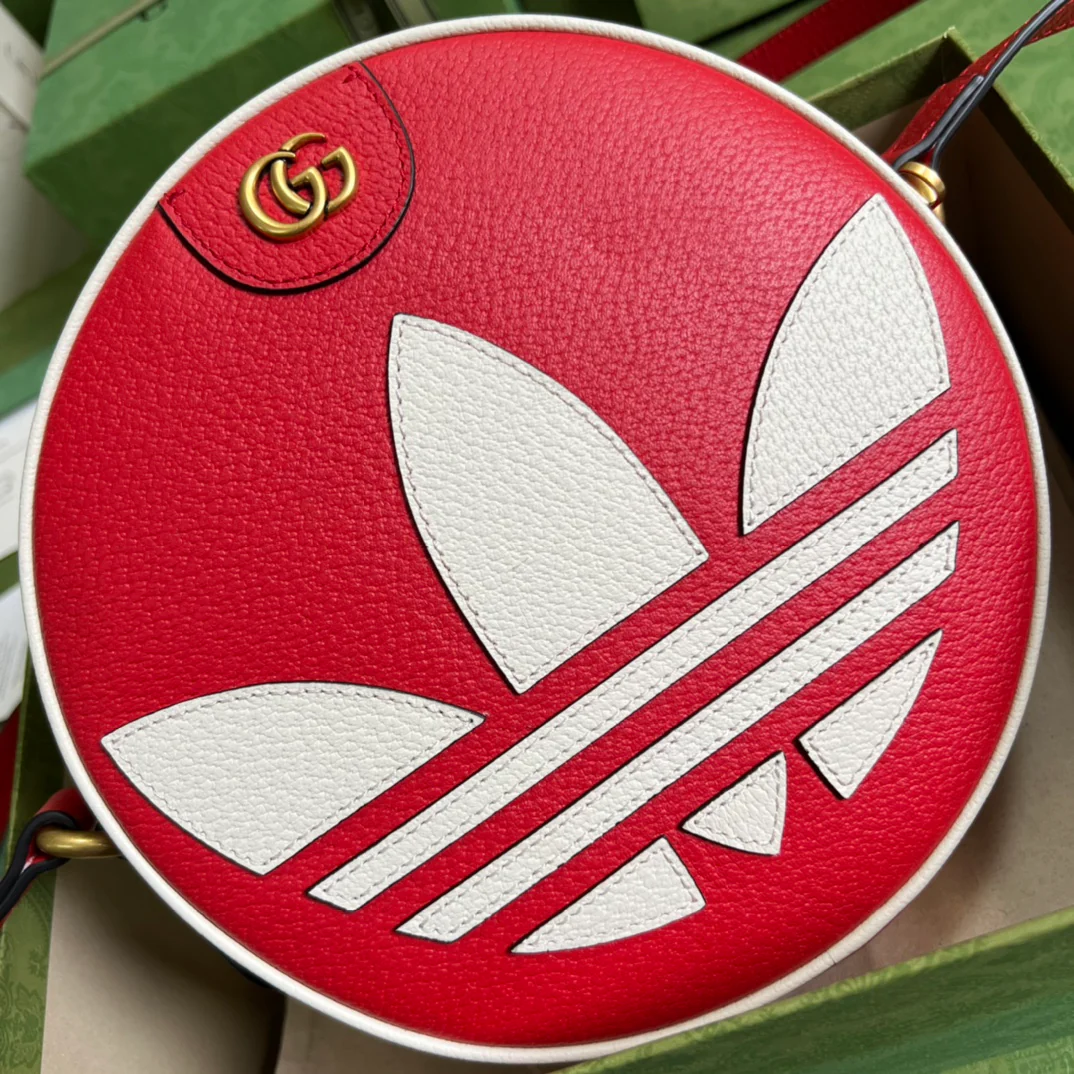 Сумка через плечо, созданная в рамках коллаборации Gucci-adidas x Gucci, 22x22x7 см, красная цветовая гамма.