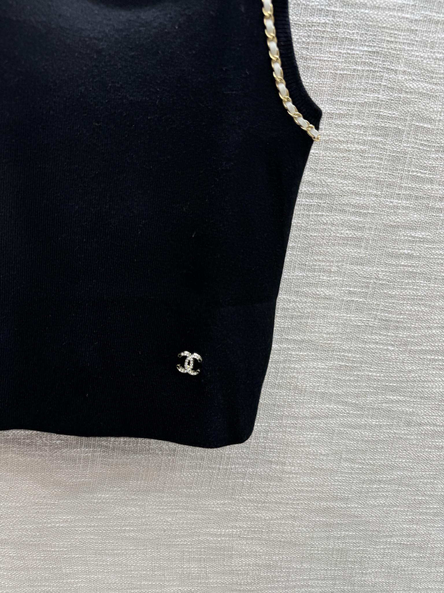 Жилет Chanel 2403 ручной работы из плетеной ткани с цепочками - черный