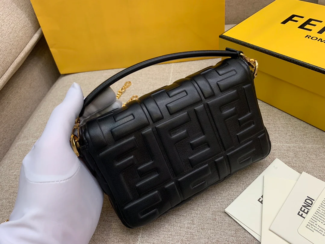 Маленькая черная кожаная сумка Fendi Baguette