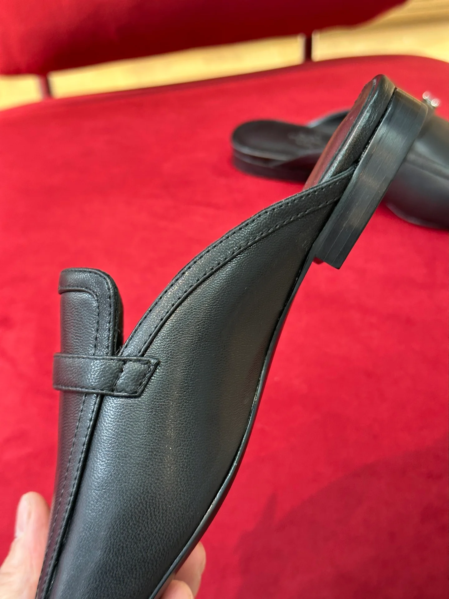 Новинка сезона весна/лето 2023 от Hermes - Кожаные тапочки с квадратным носком - Черные