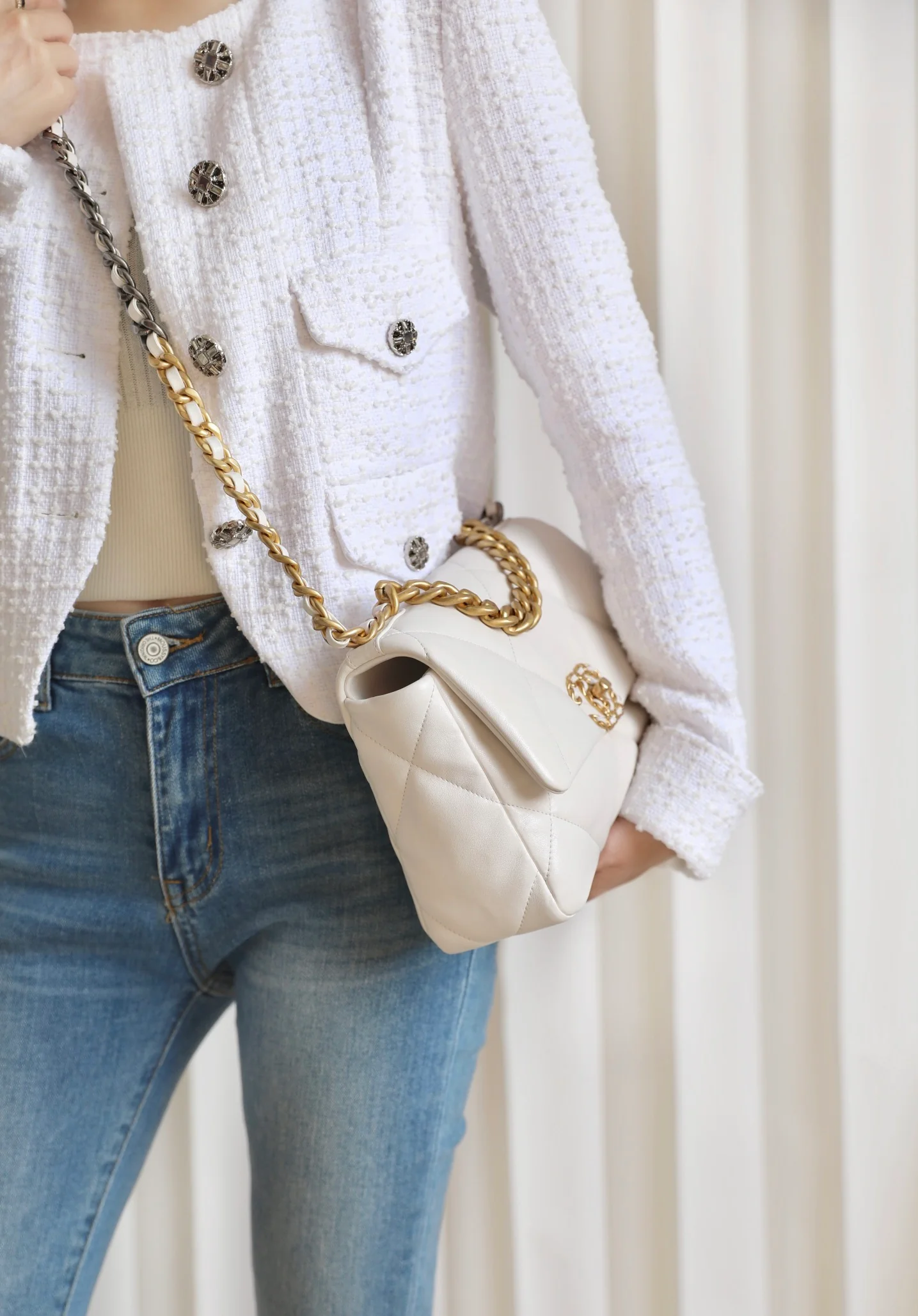 Маленькая сумочка Chanel 19bag - белая.