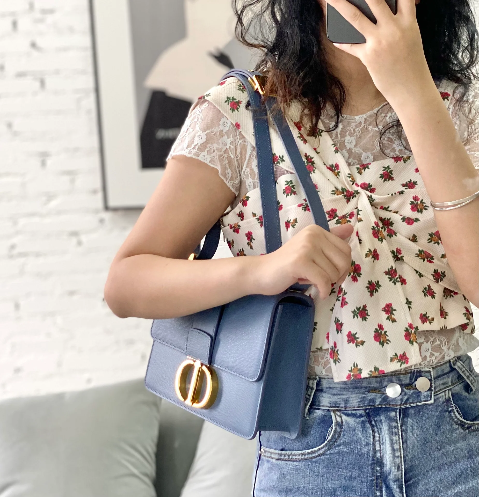 Сумка Dior 30 Montaigne — темно-синяя.