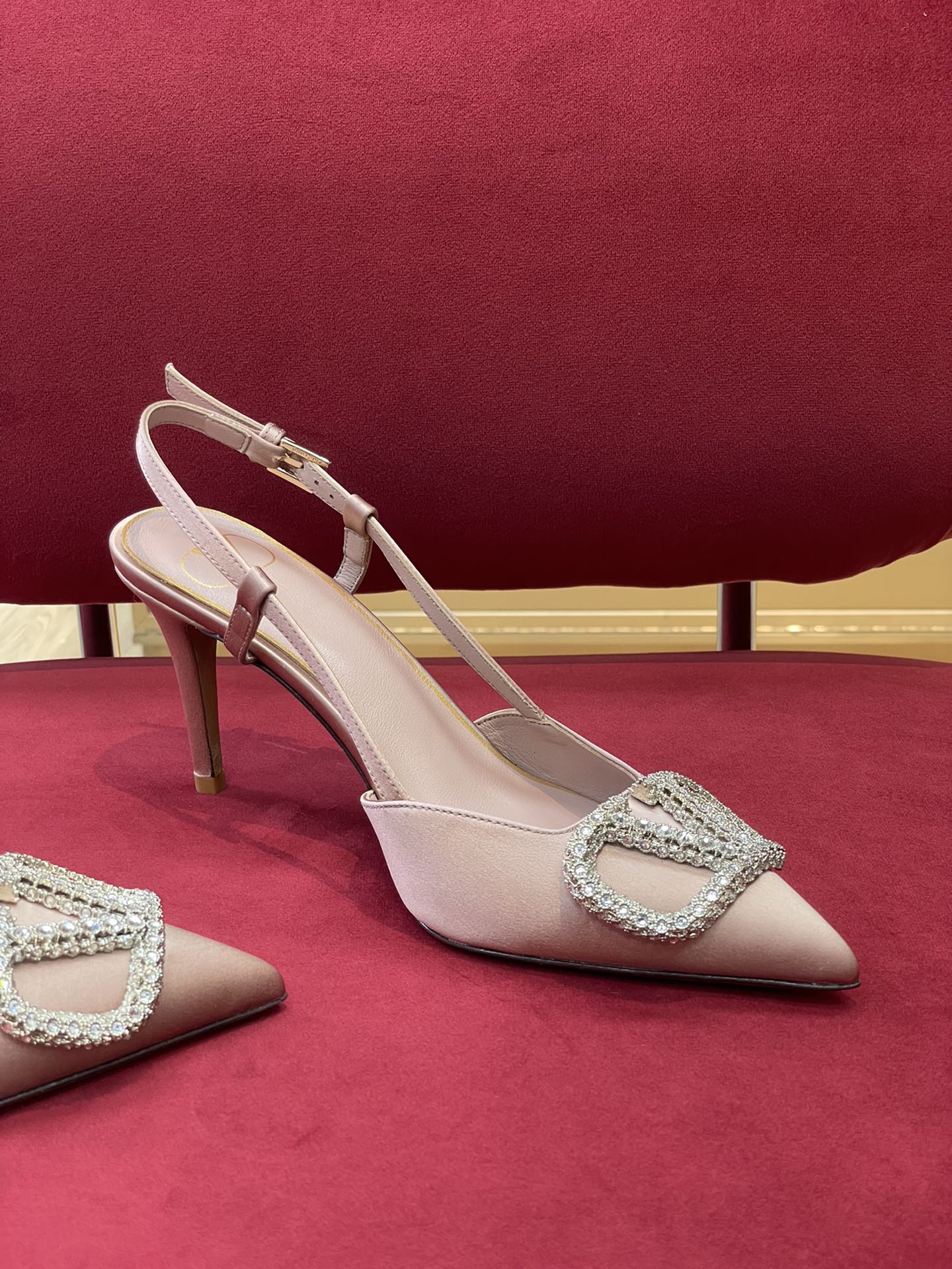 Новинка сезона осень/зима 2022 от Valentino - атласные туфли на каблуке с разрезом и стразами - розовые