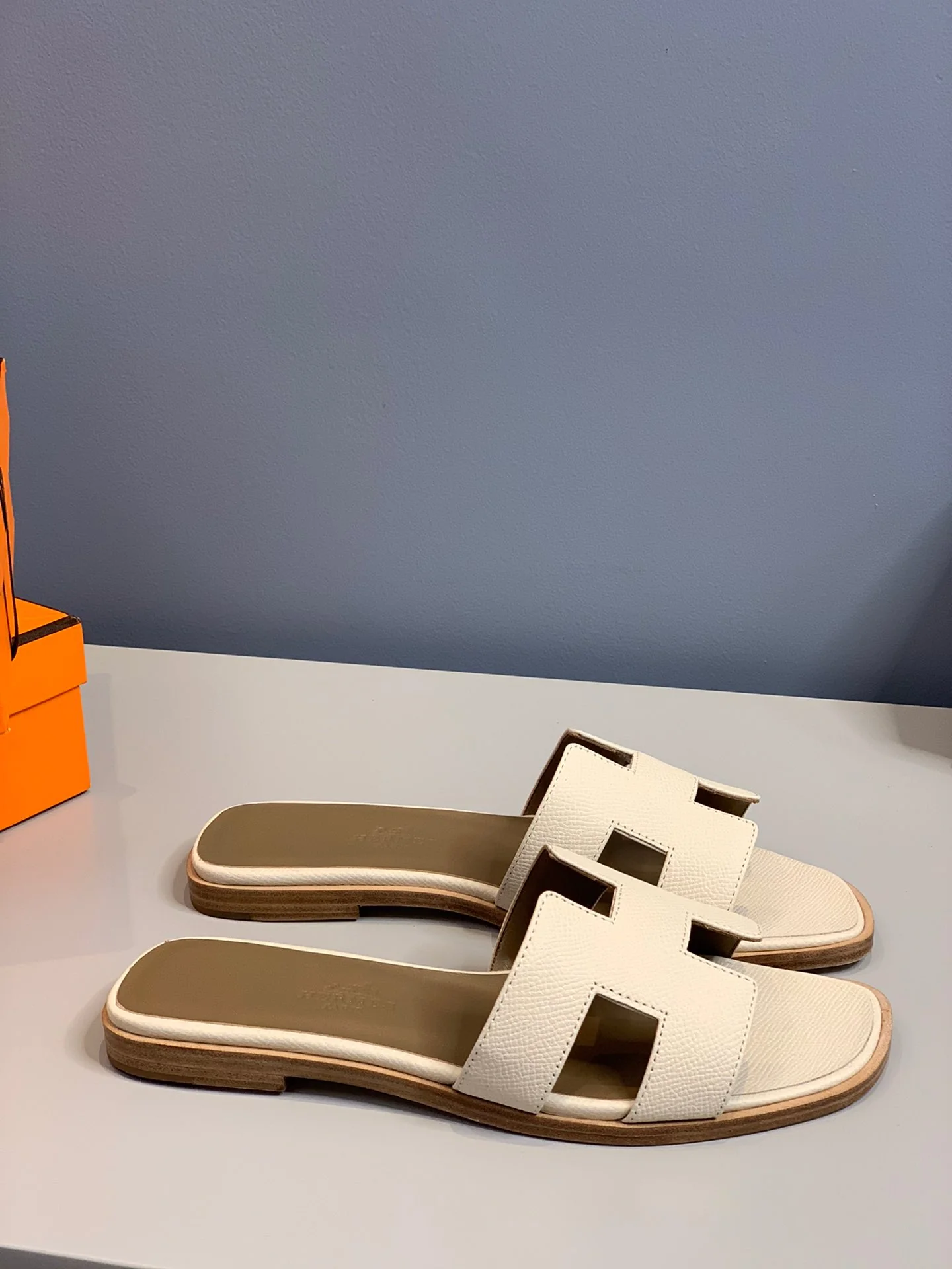 Новинка 2022 года от Hermes - Тапочки с отпечатком руки - Белые