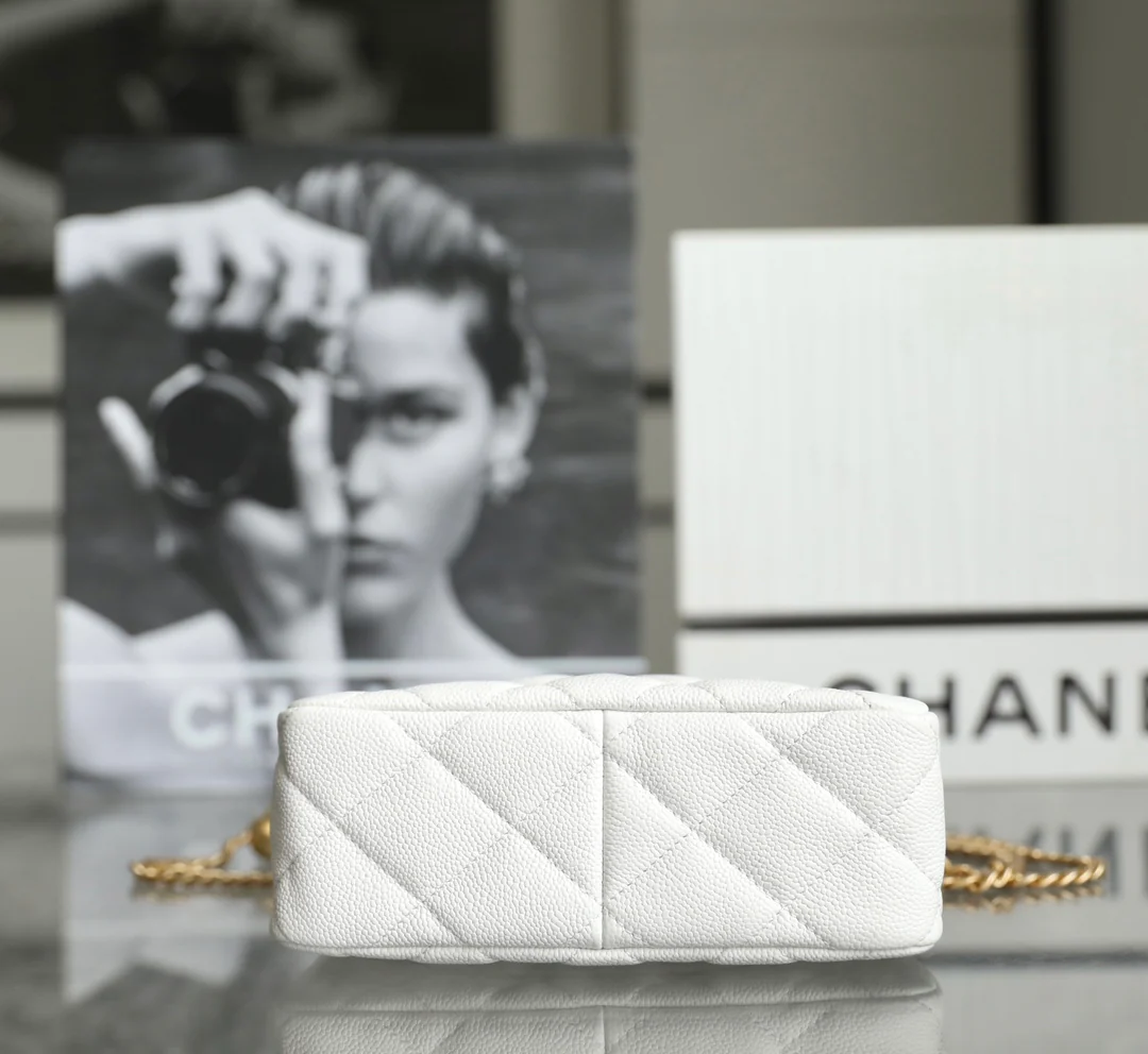 Новинка сезона весна/лето 2023 от Chanel - сумка-хобо в форме сердца - маленькая - белая