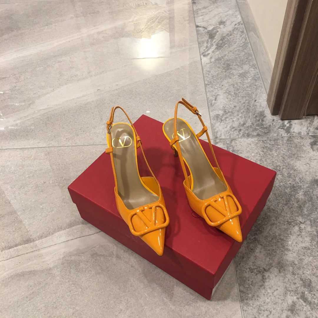 Лакированные сандалии Valentino с острым носком, оранжевые.