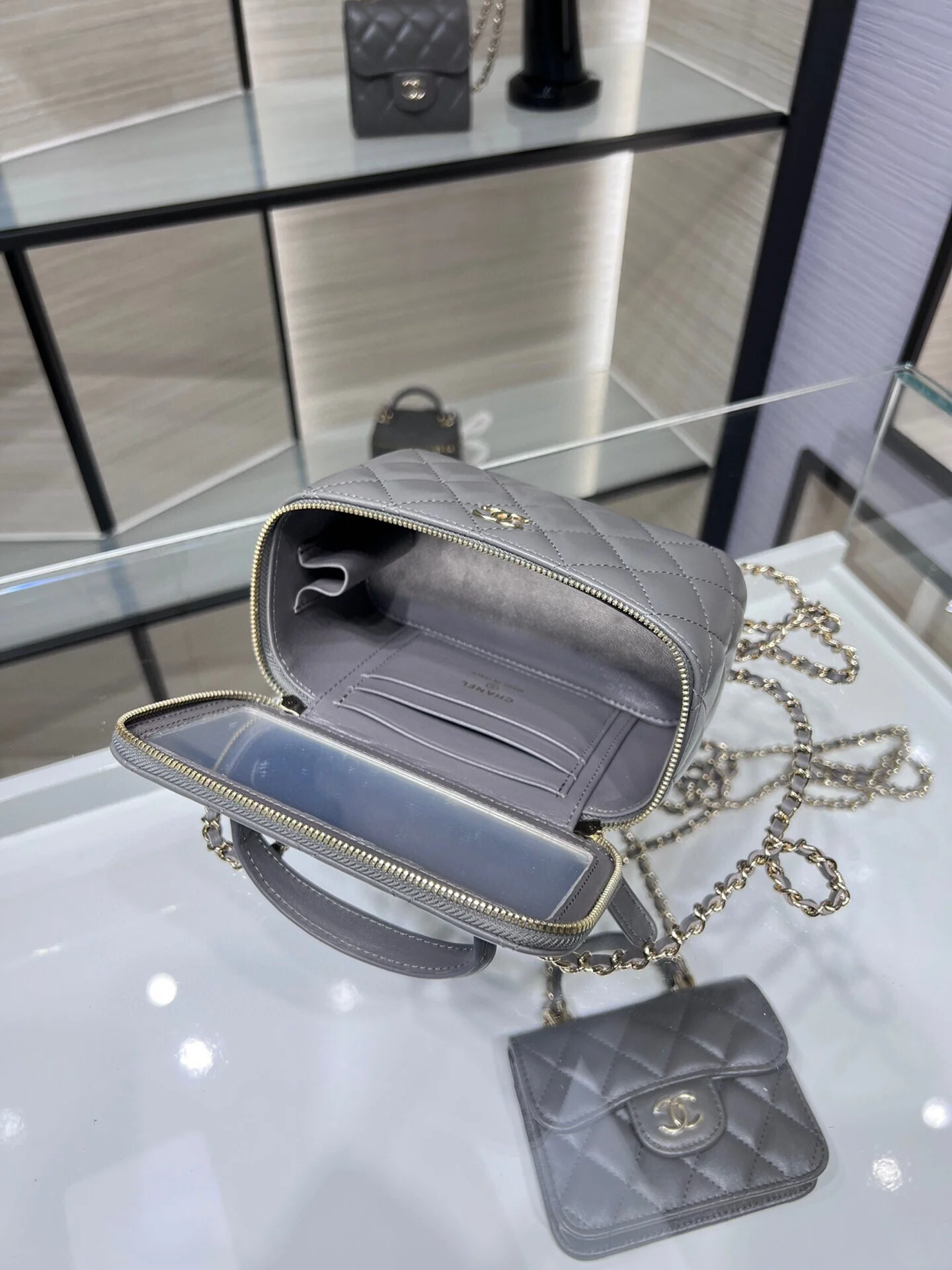 Футляр для помады Chanel 2022 Métiers d'Art - квадратная коробка - серый