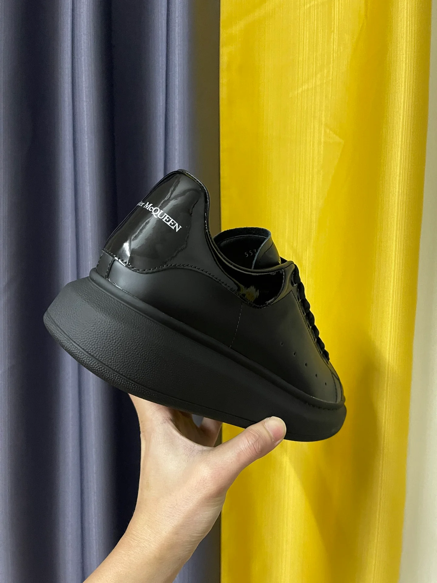 Классические белые кроссовки McQueen - унисекс - глянцево-черные - черная лакированная кожа на каблуке