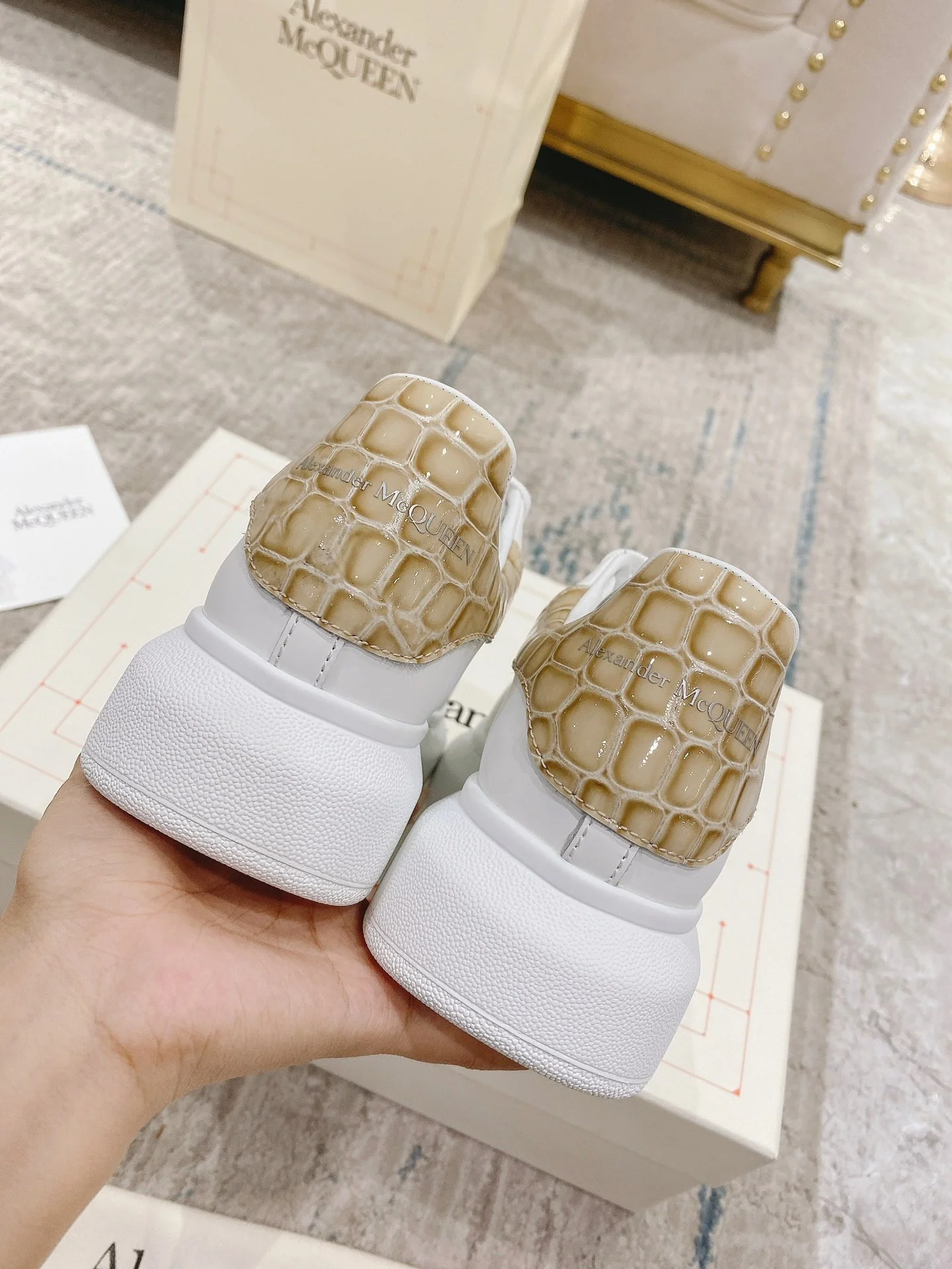 McQueen - Классические белые кроссовки - Модель Milk Tea Tail