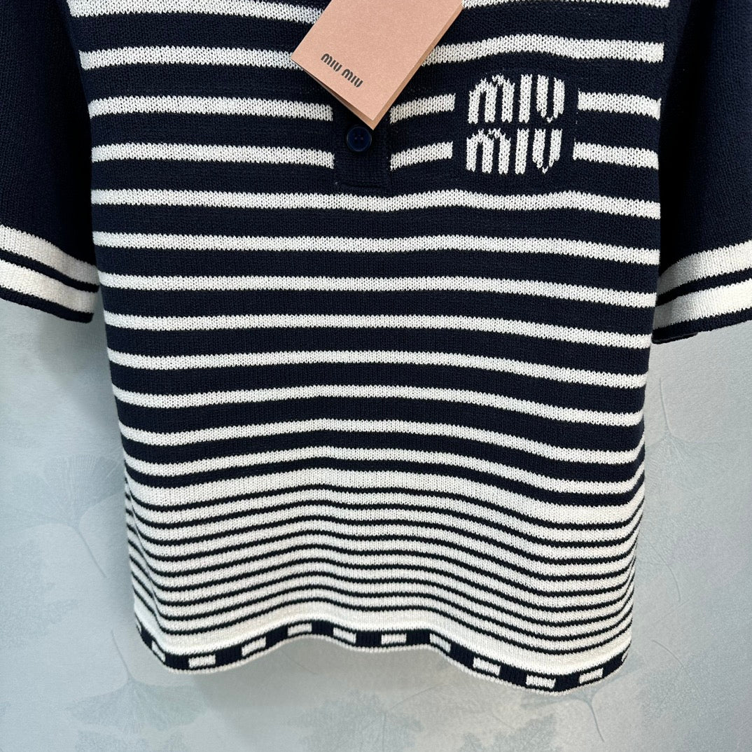 Miu Miu-2404-24 Вязаный топ в полоску с воротником и короткими рукавами для ранней весны