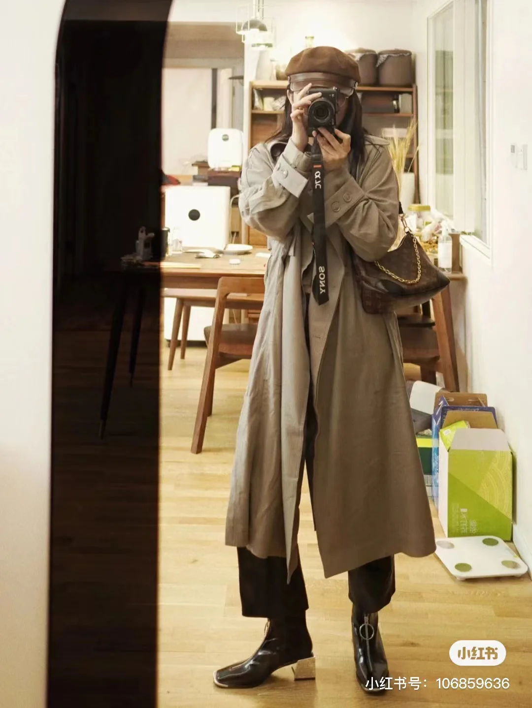 m45831-LV-boulogne croissant bag-over-shoulder/crossbody bag