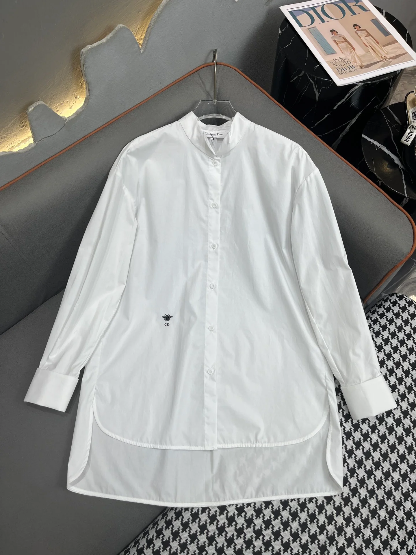 Новая рубашка с длинными рукавами Dior 2403-24ss весна/лето с вышивкой в ??виде пчелы — белая.