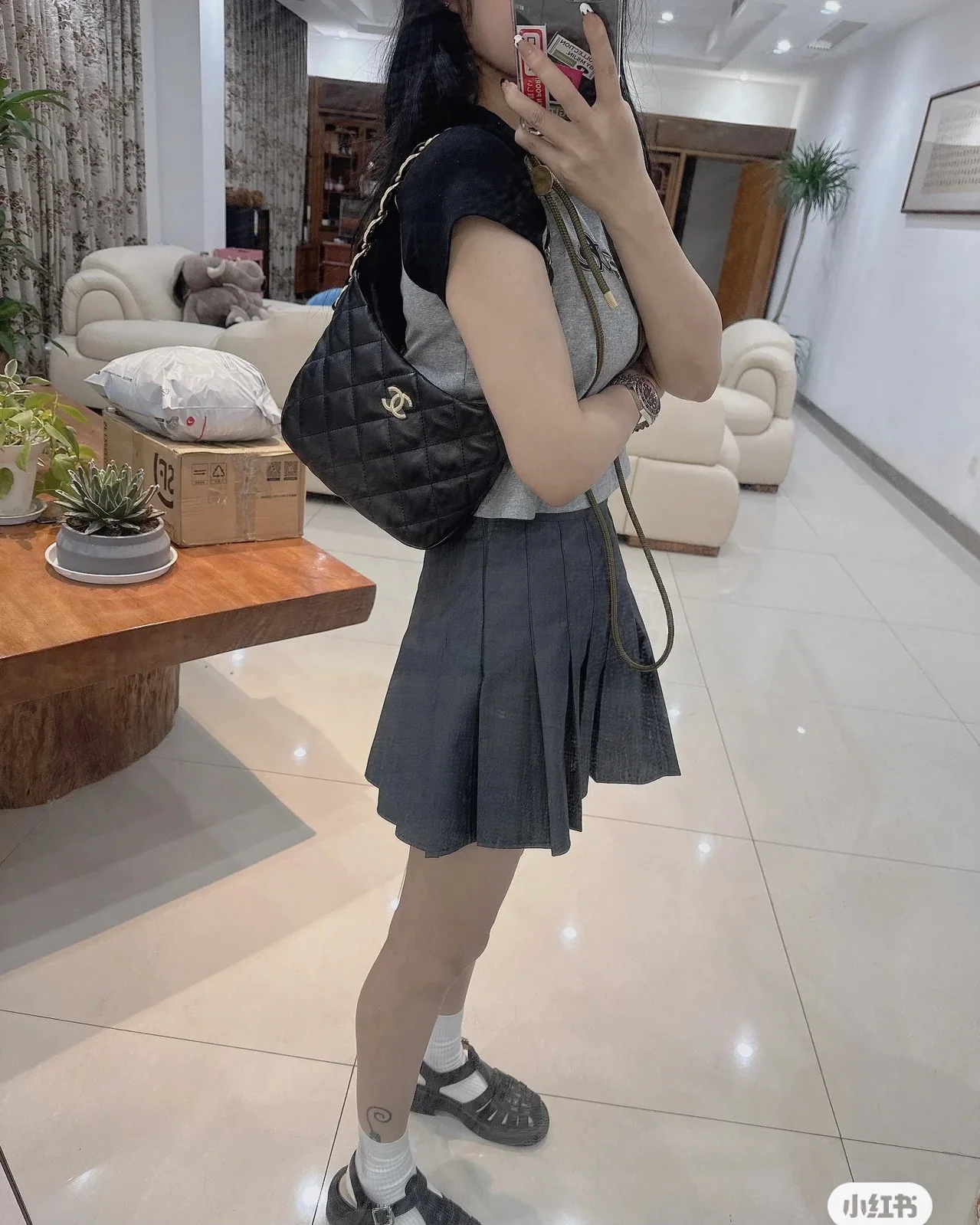 Сумка-хобо Chanel 2022 года, черная.