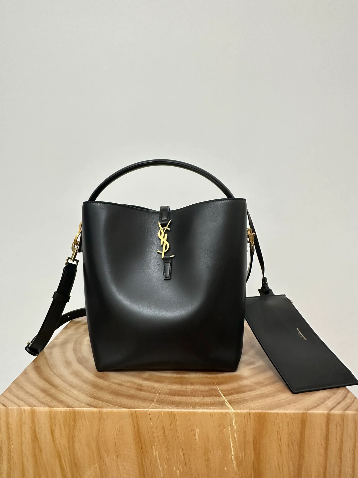 Новинка 2023 года от YSL — сумка-хобо в виде ведра, черная.