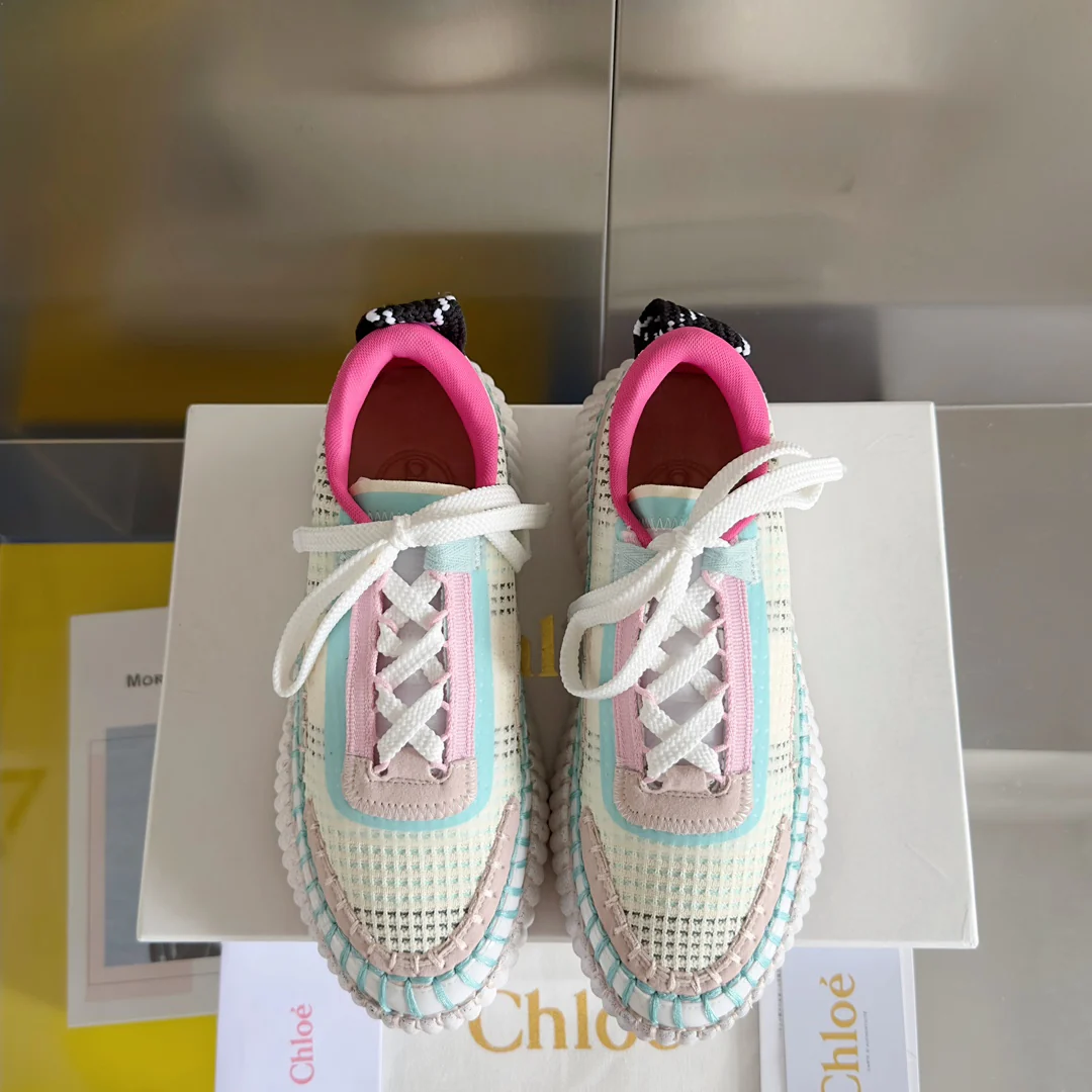 Кроссовки Chloe Nama из серии Rainbow — повседневные кроссовки с сетчатым верхом и цветовыми блоками — белые и розовые.
