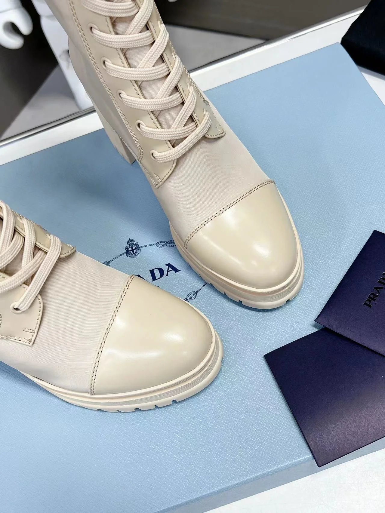 Chanel - Новинка весны 2022 года - Ботинки на шнуровке на массивном каблуке - Белые