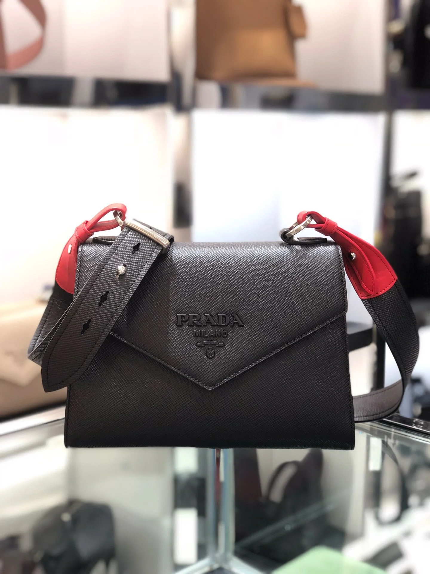 Сумка через плечо Prada Saffiano, черная.