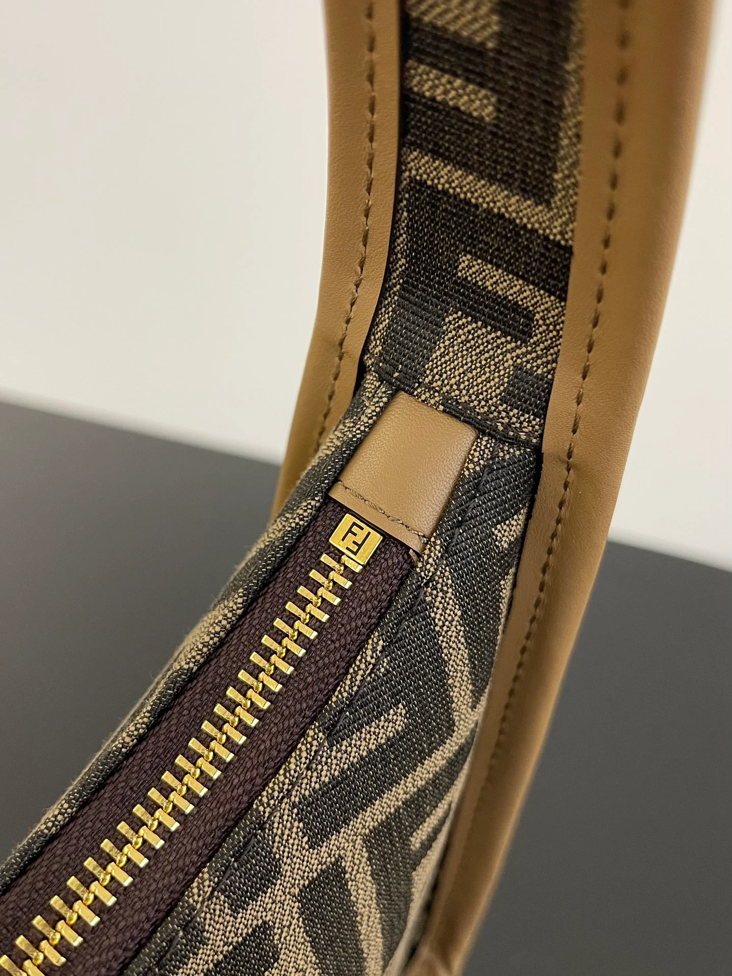 Миниатюрная сумка-хобо Fendi-fendessence