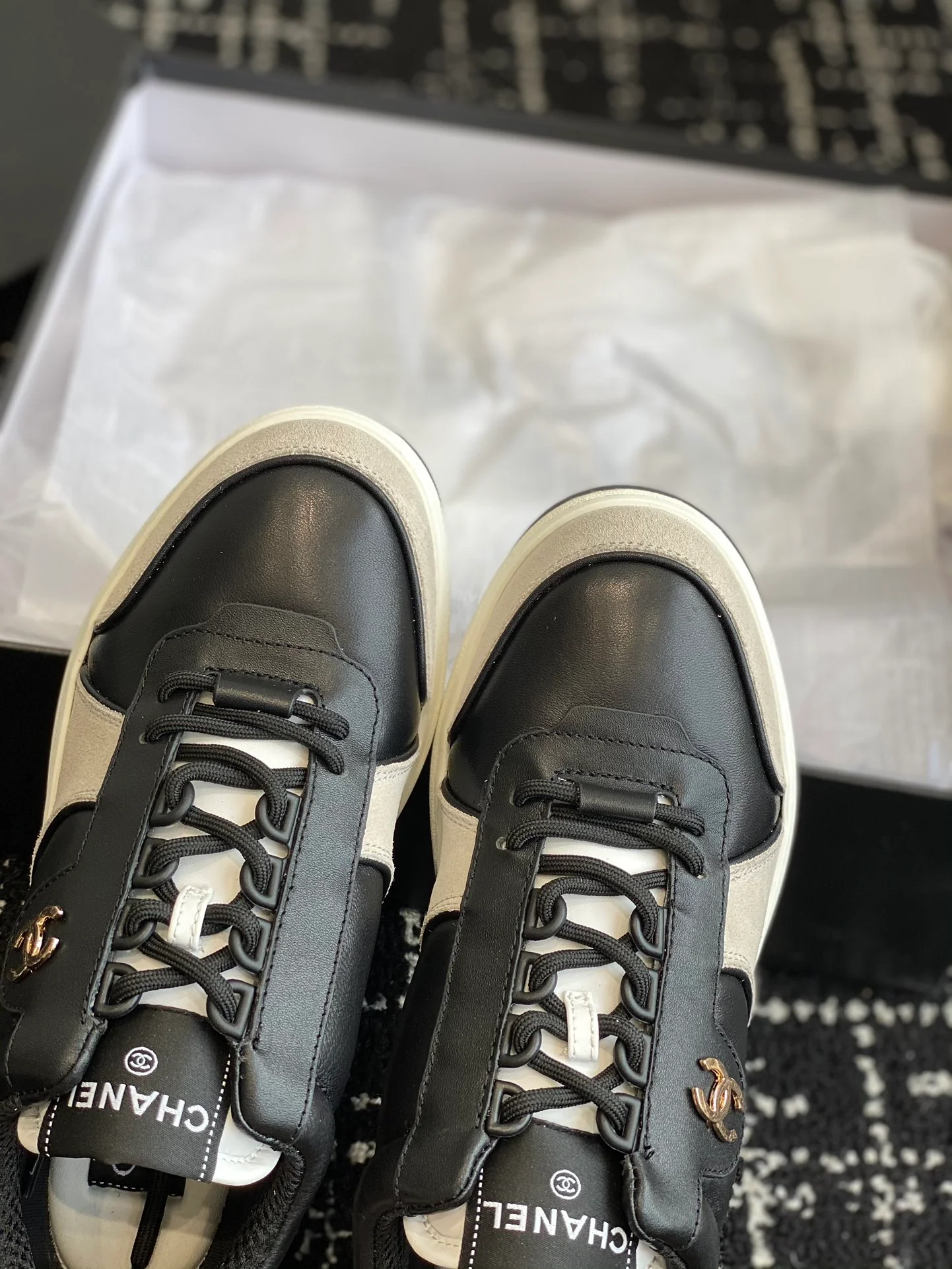 Новинка 2023 года от Chanel - Кроссовки из овечьей кожи - Черные