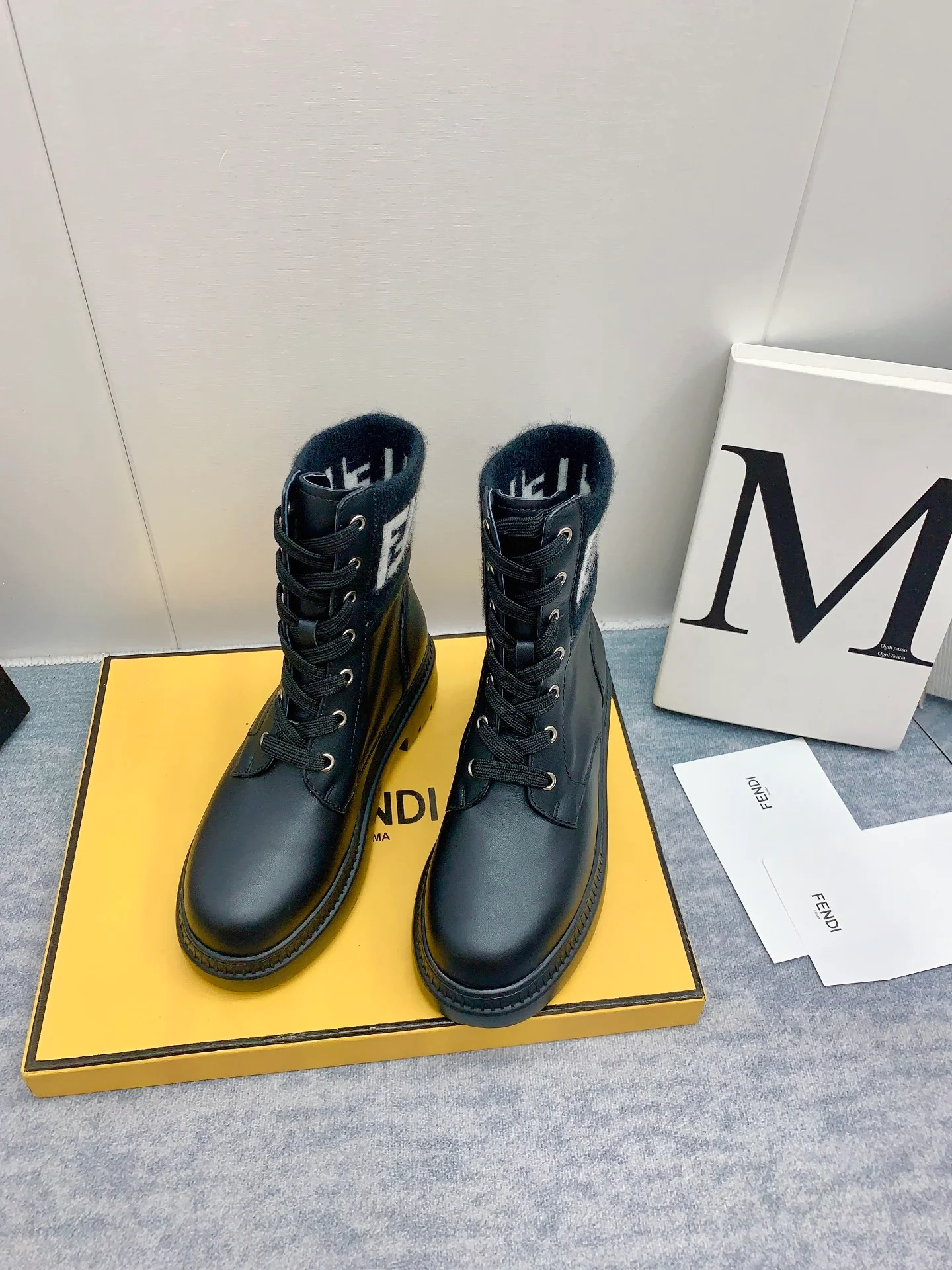 Новинка сезона осень/зима 2023 от Fendi - Ботильоны с монограммой - Черно-белые