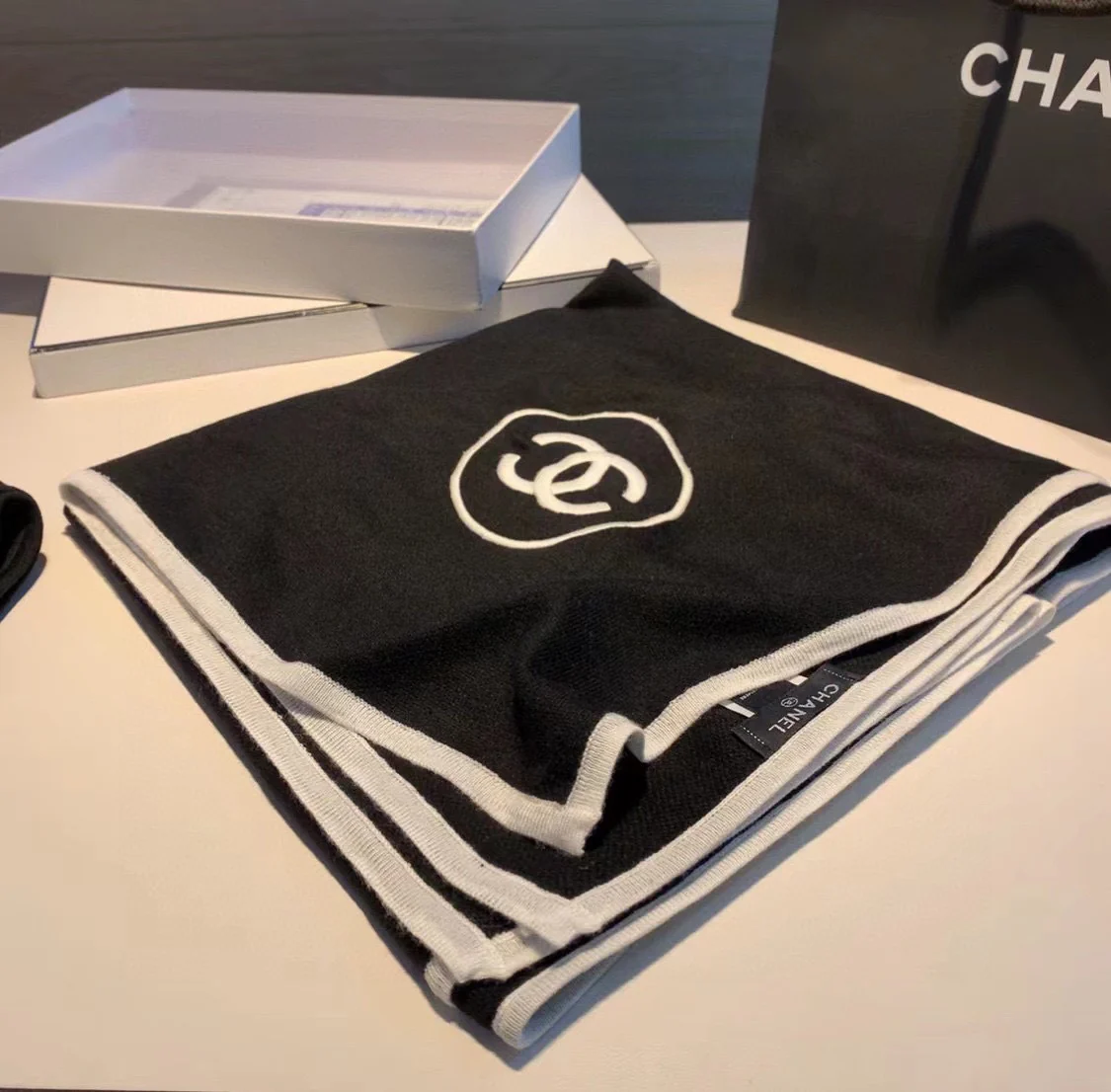 Вышитый шарф Chanel в черно-белых тонах - 100-200 см - Кашемир