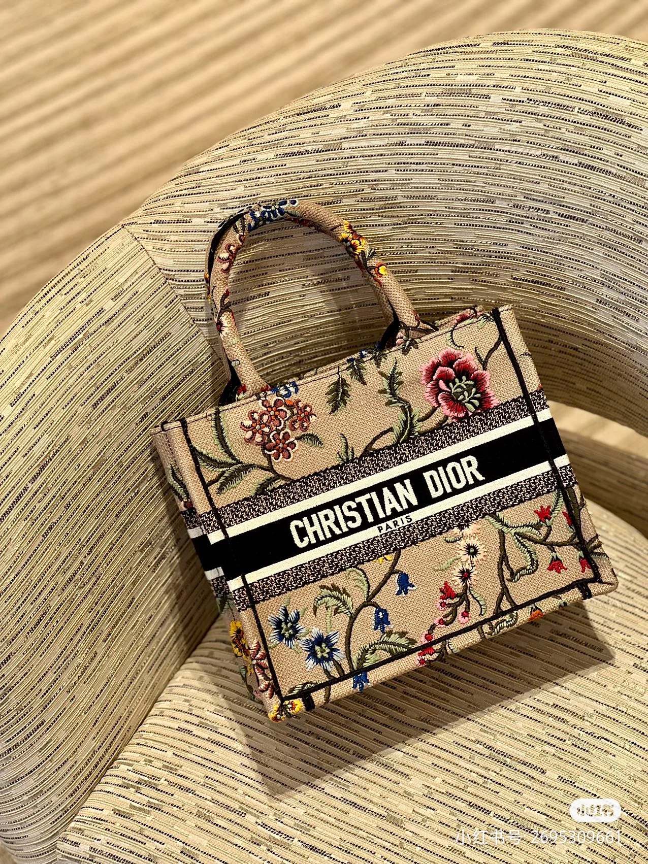 Сумка-тоут Dior с вышитыми розовыми буквами — маленький размер 26,5 см.