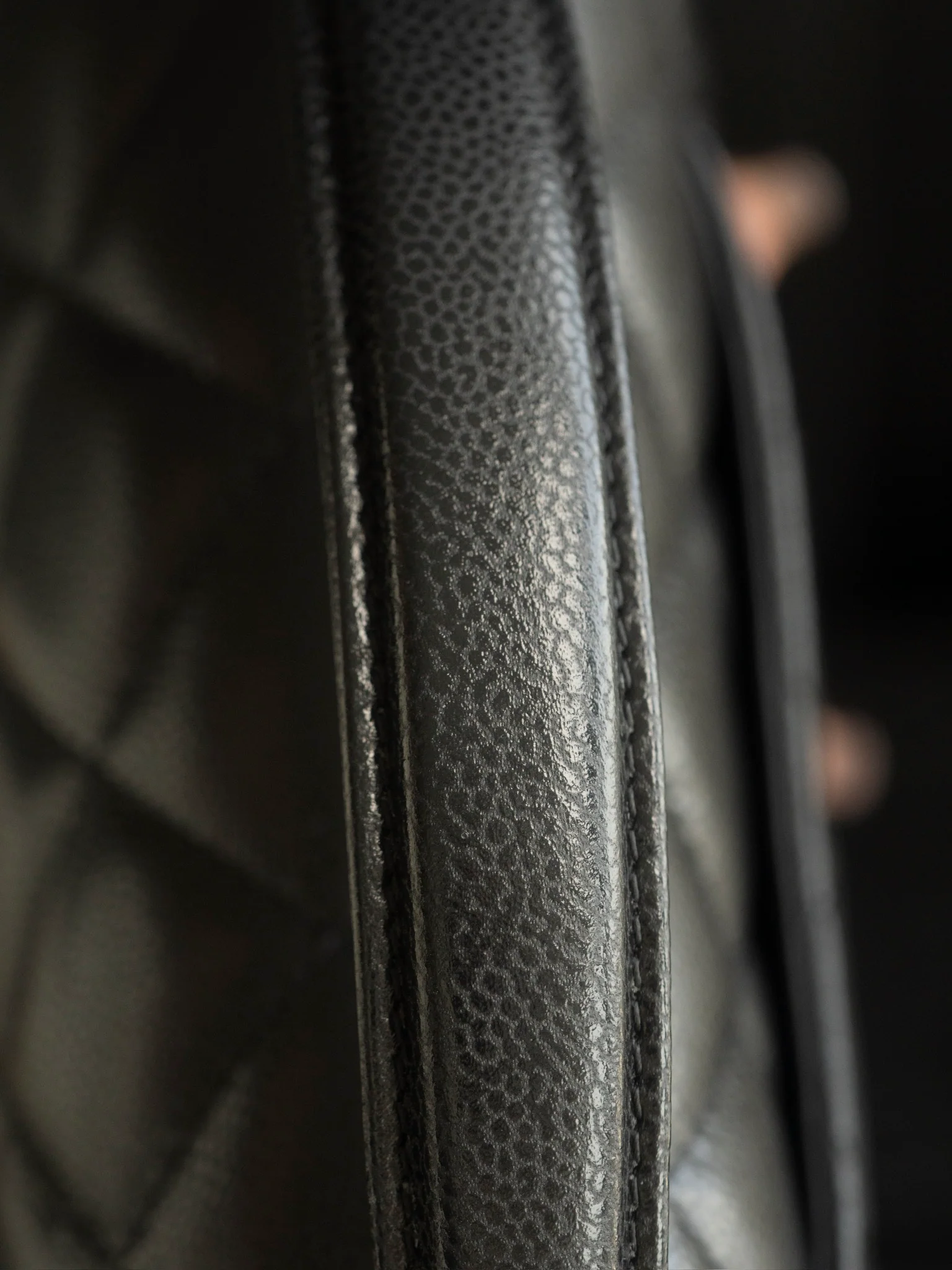 Мини-сумочка Chanel с клапаном и ручкой - черная