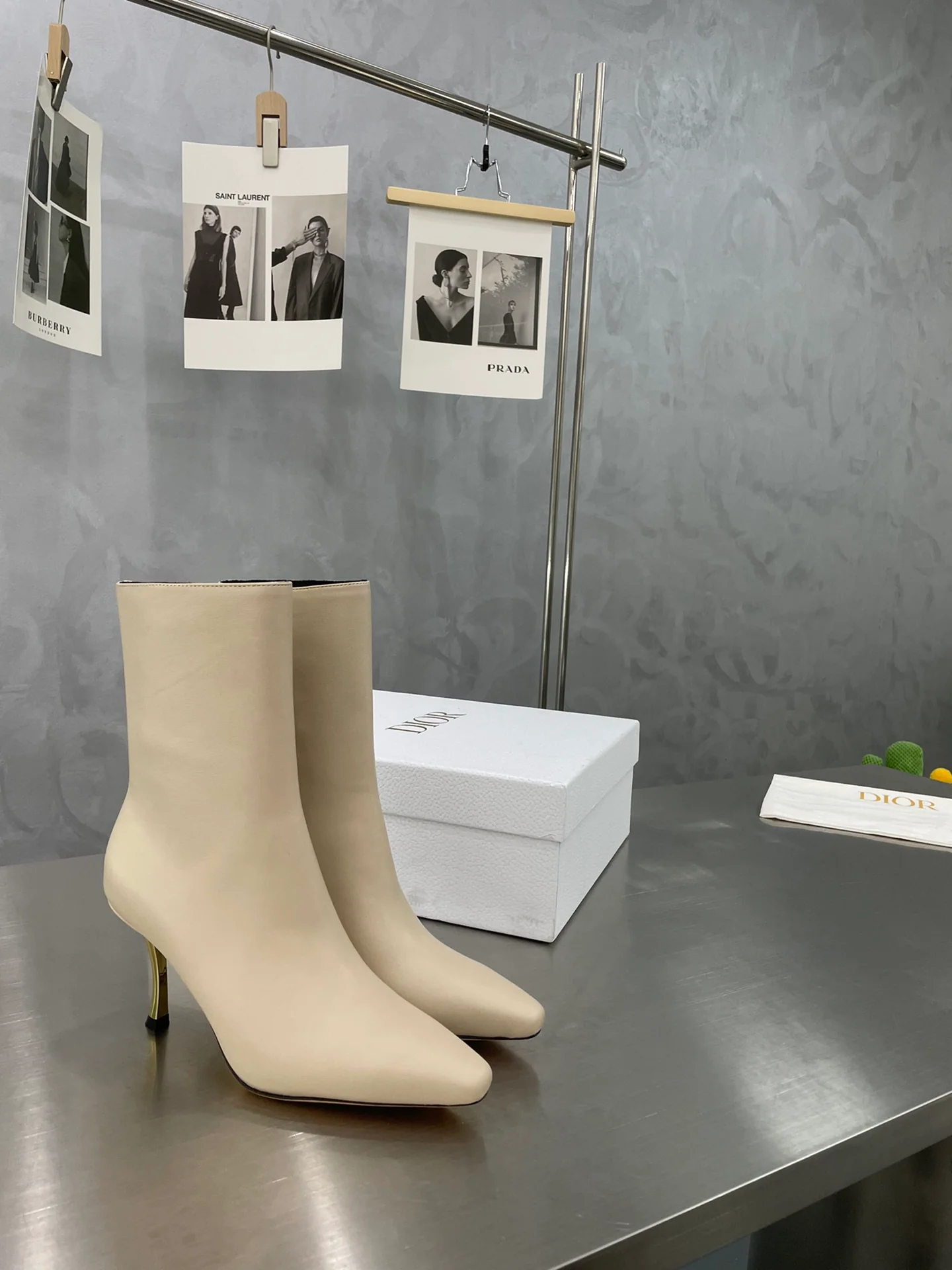 Dior - Кожаные ботильоны на высоком каблуке - Абрикосовый цвет