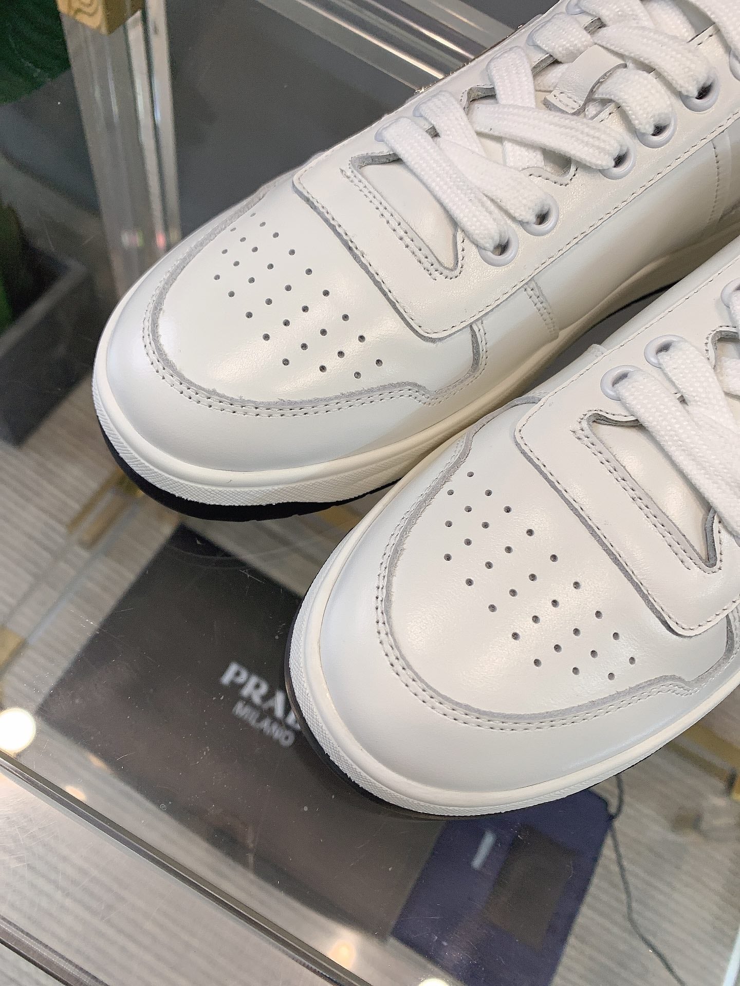 Prada - Белые кроссовки - Повседневная обувь