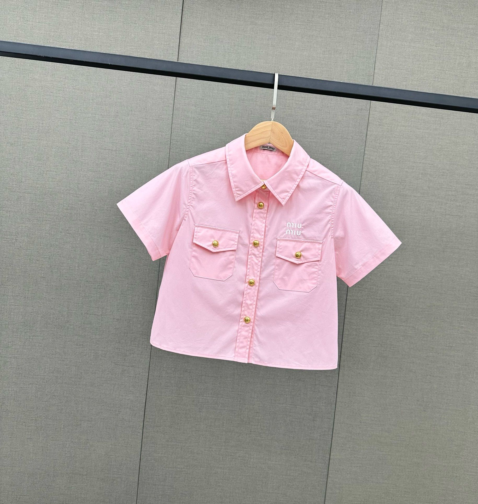 Miu Miu - 2404 - Хлопковая футболка с коротким рукавом и вышитыми буквами - Розовая